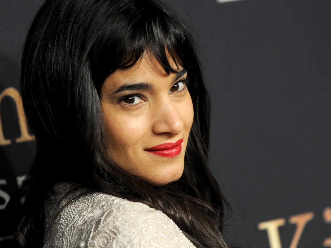 Брюнетка актриса София Бутелла с красными губами