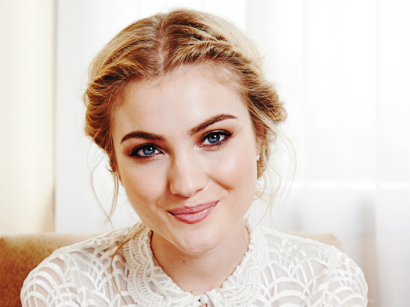 Милая голубоглазая блондинка актриса Скайлер Сэмюэлс