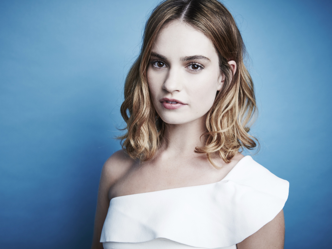 Нежная блондинка актриса Лили Джеймс