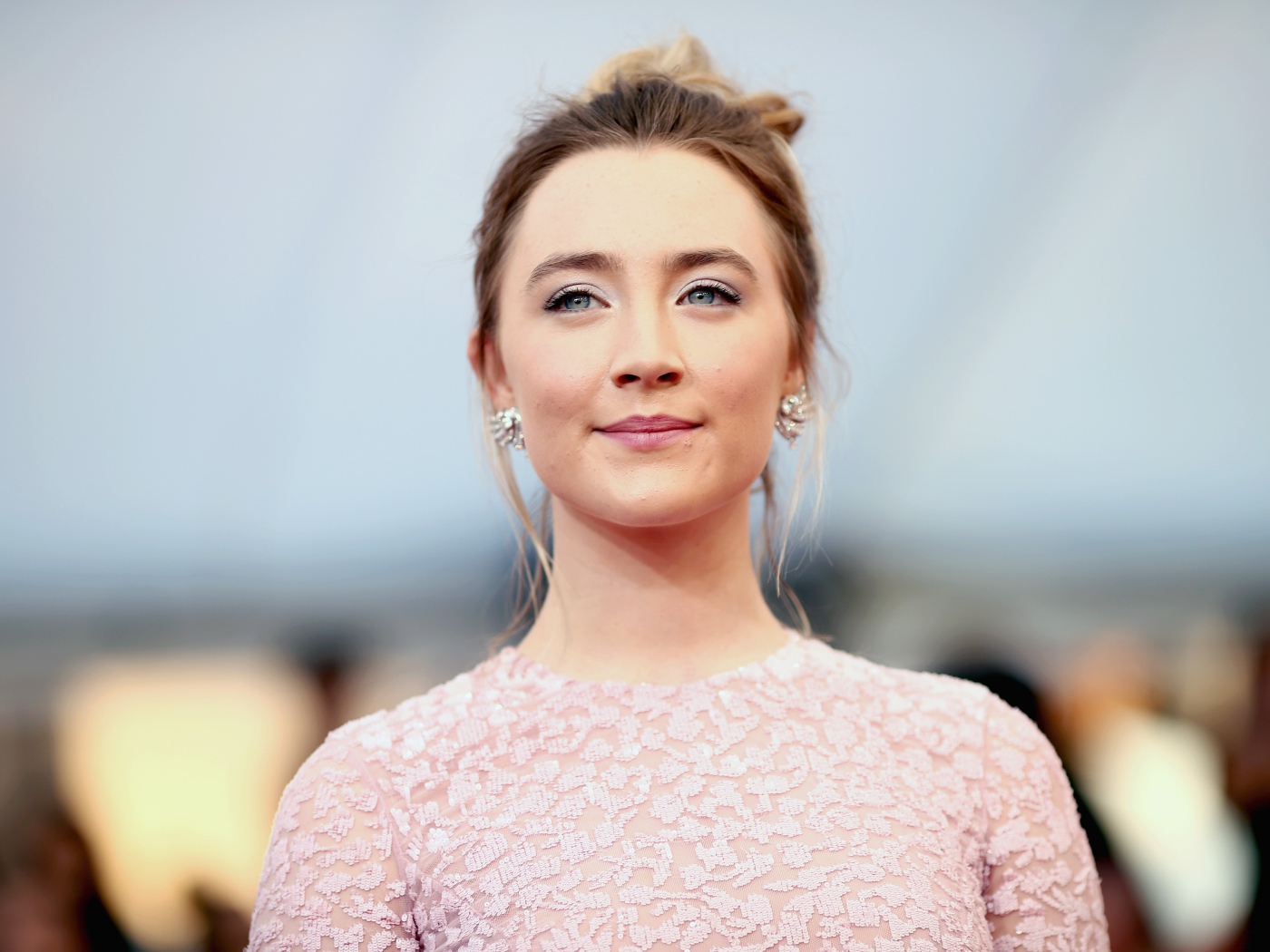 Нежная молодая актриса Сирша Ронан в красивом наряде