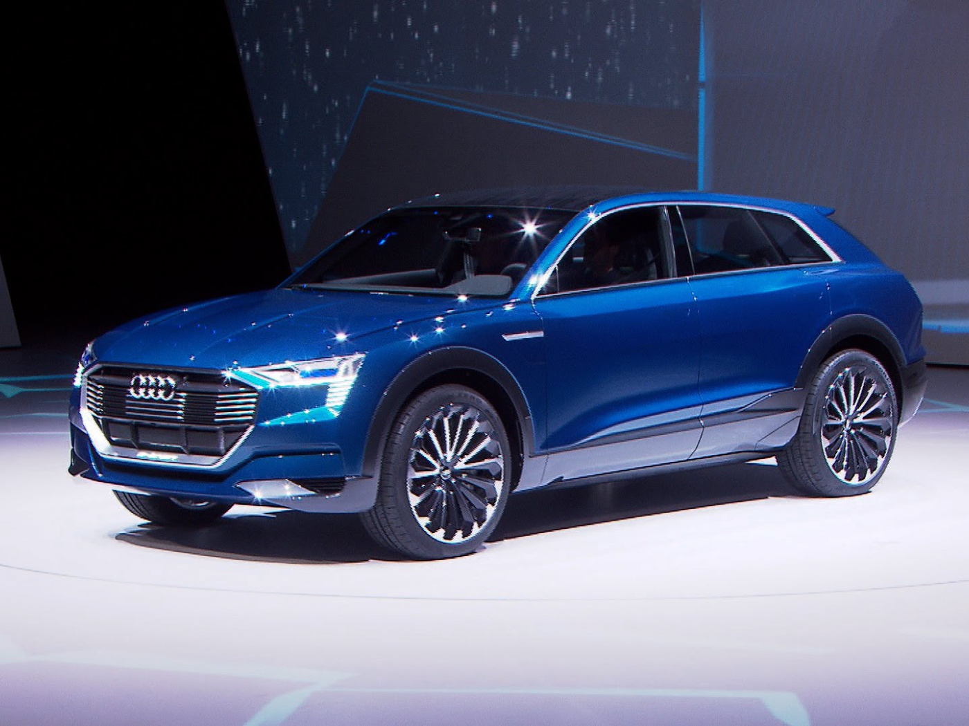 Электрокроссовер Audi Q6 E-tron модель 2018 года 