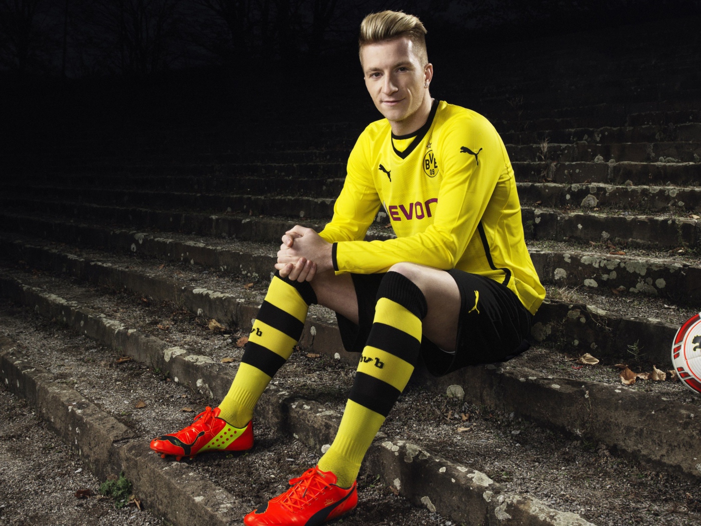 Немецкий футболист Марко Ройс сидит на ступеньках 