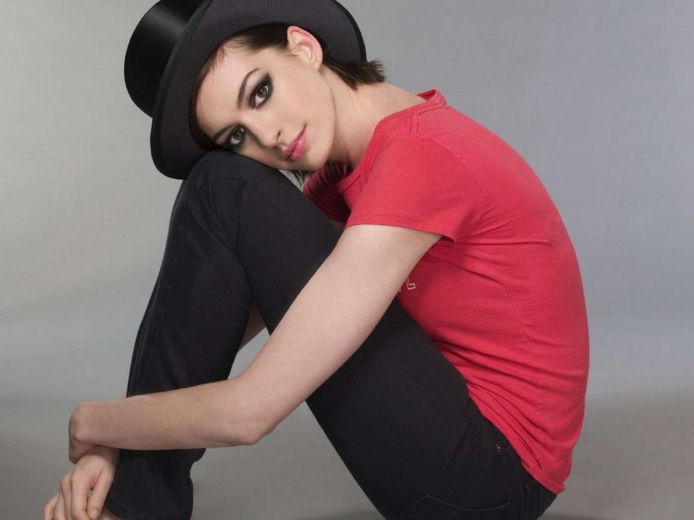 Девушка актриса Энн Хэтэуэй в шляпе 