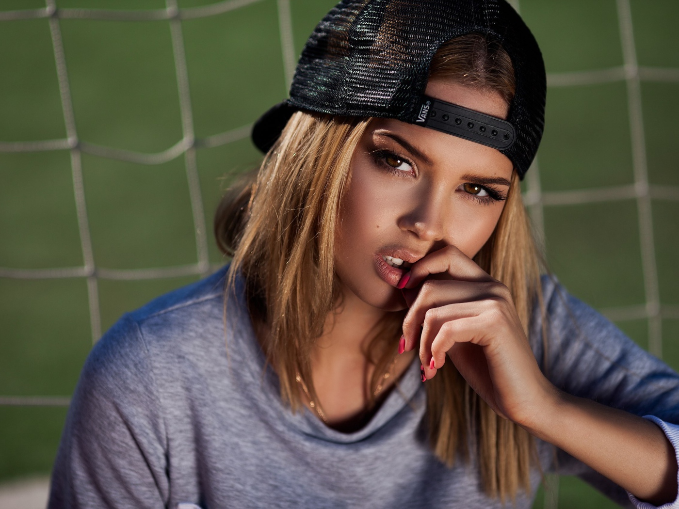 Девушка спортсменка в черной кепке  