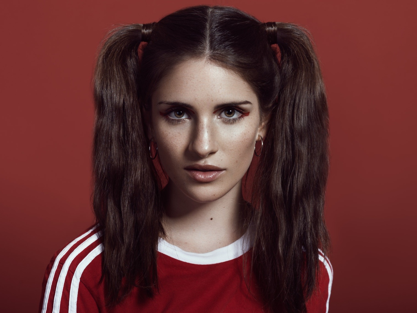 Девушка спортсменка с хвостиками на голове 