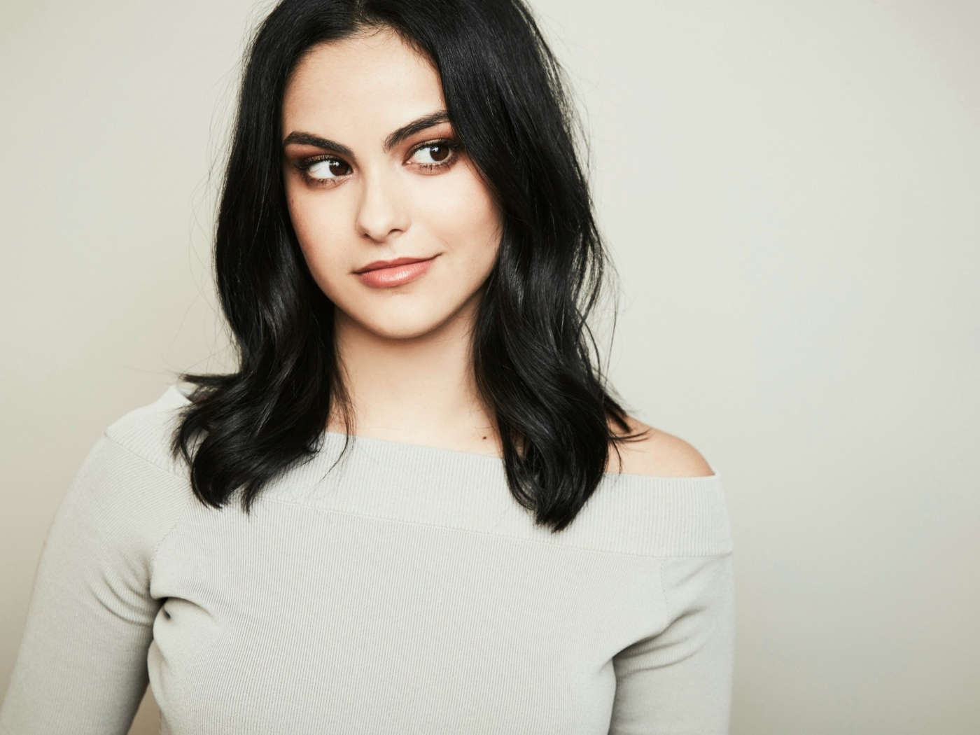 Девушка брюнетка актриса Камила Мендес фото на сером фоне