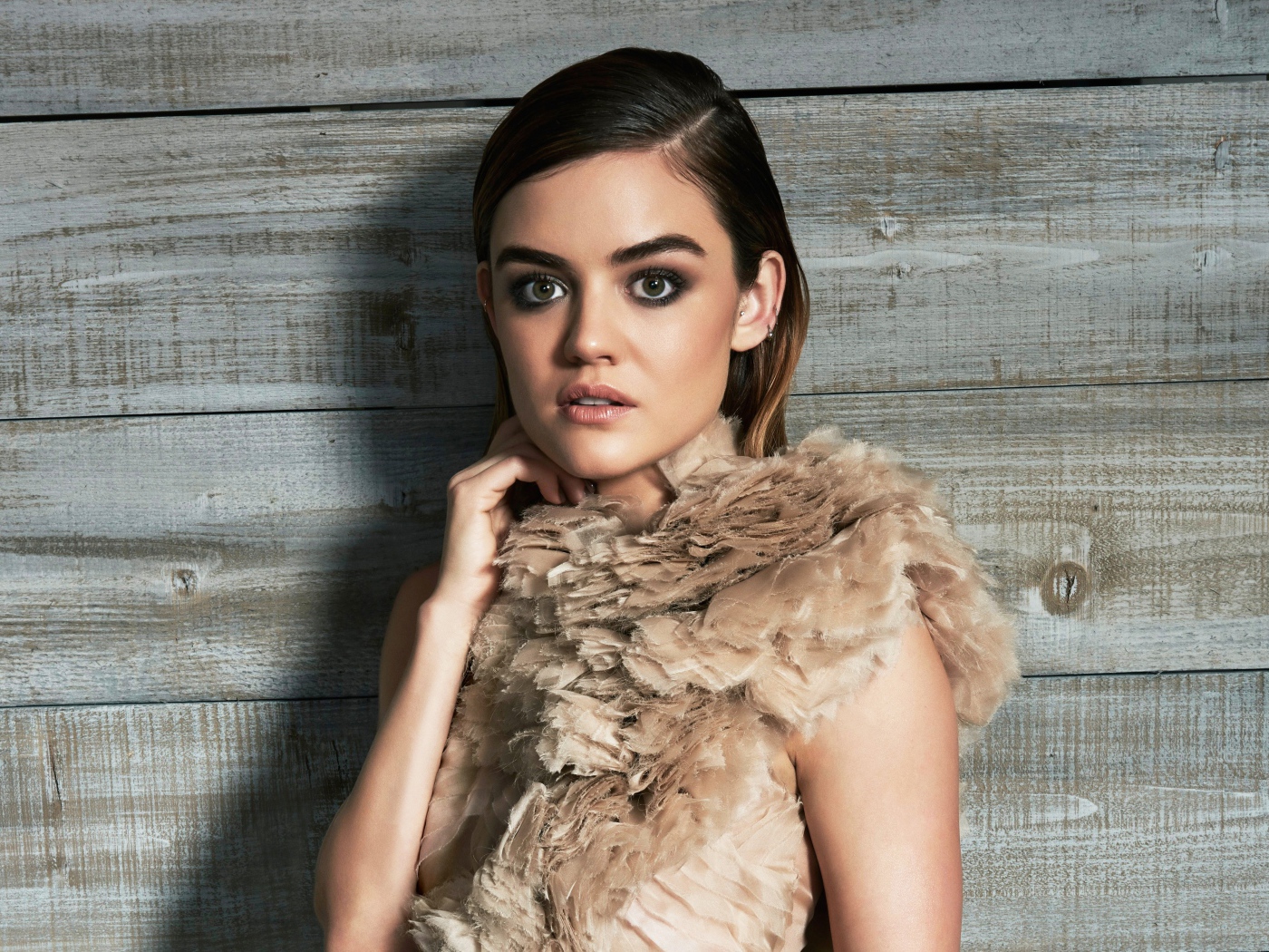 Зеленоглазая актриса брюнетка Люси Хейл 