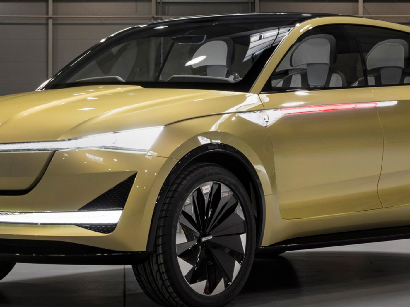 Новый электромобиль  Skoda Vision E в гараже