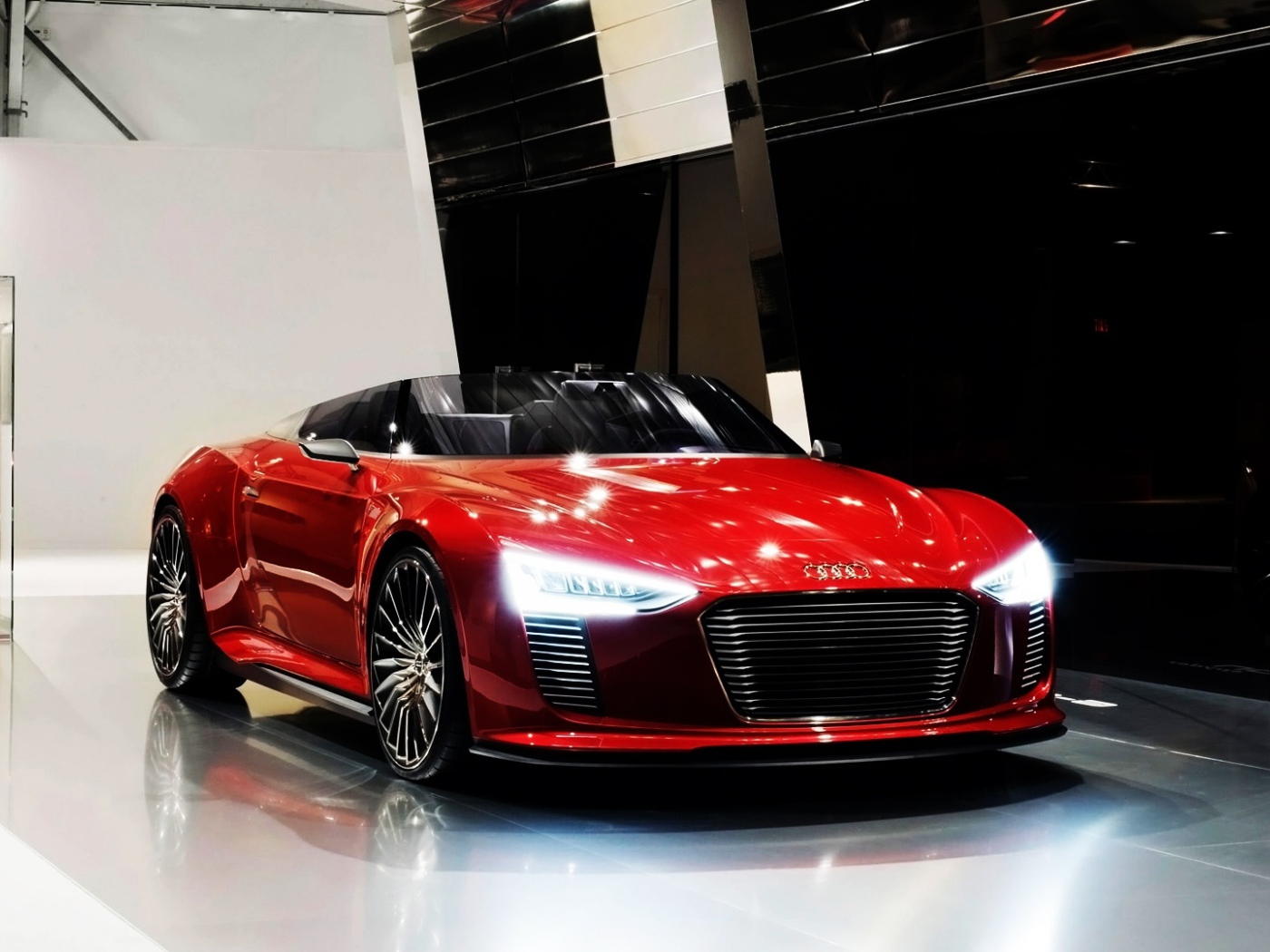 Красный гибридный электромобиль Audi e-Tron Spyder 