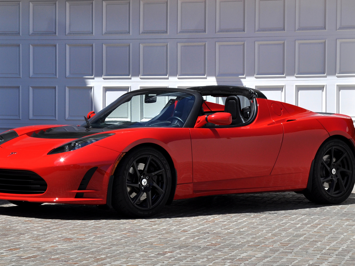 Красный спортивный электромобиль Tesla Roadster 