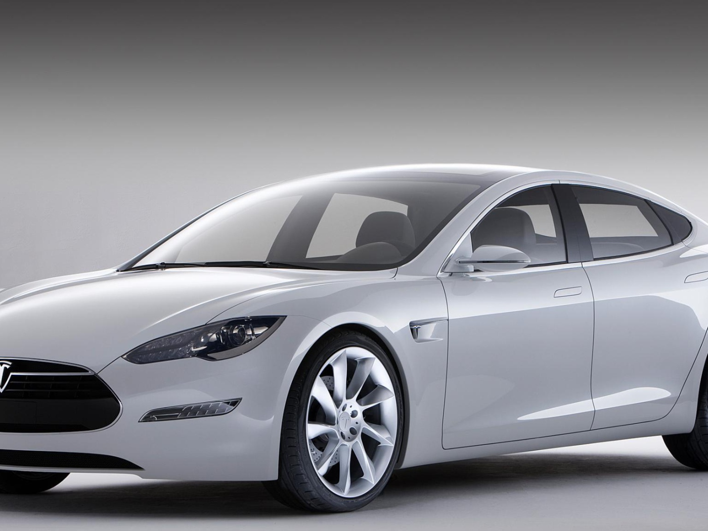 Серебристый электромобиль Tesla Model S