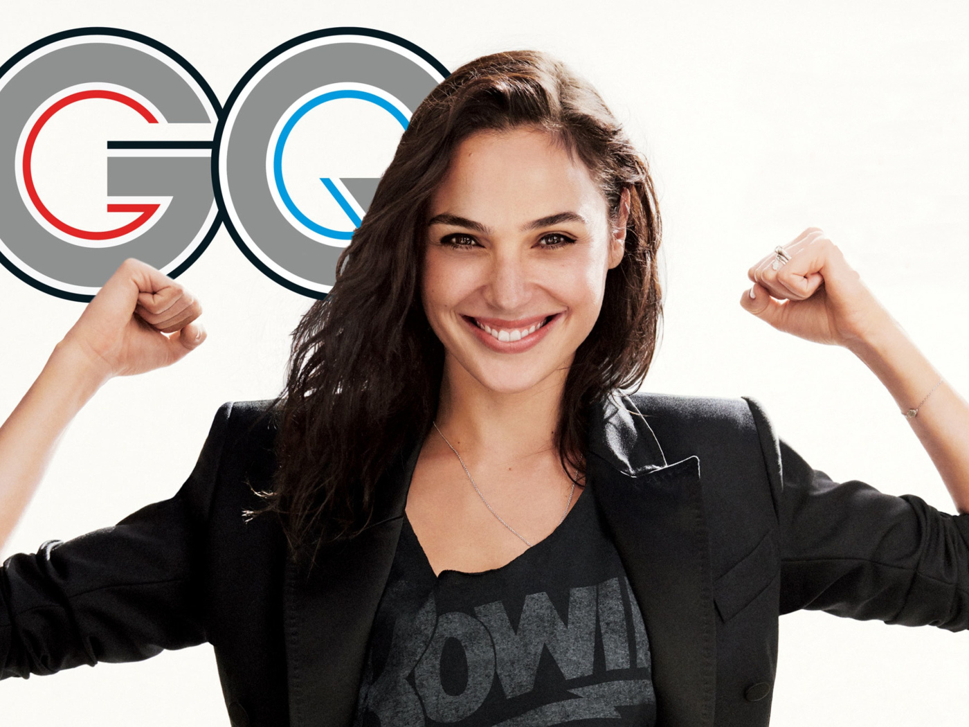 Улыбающаяся брюнетка актриса Галь Гадот