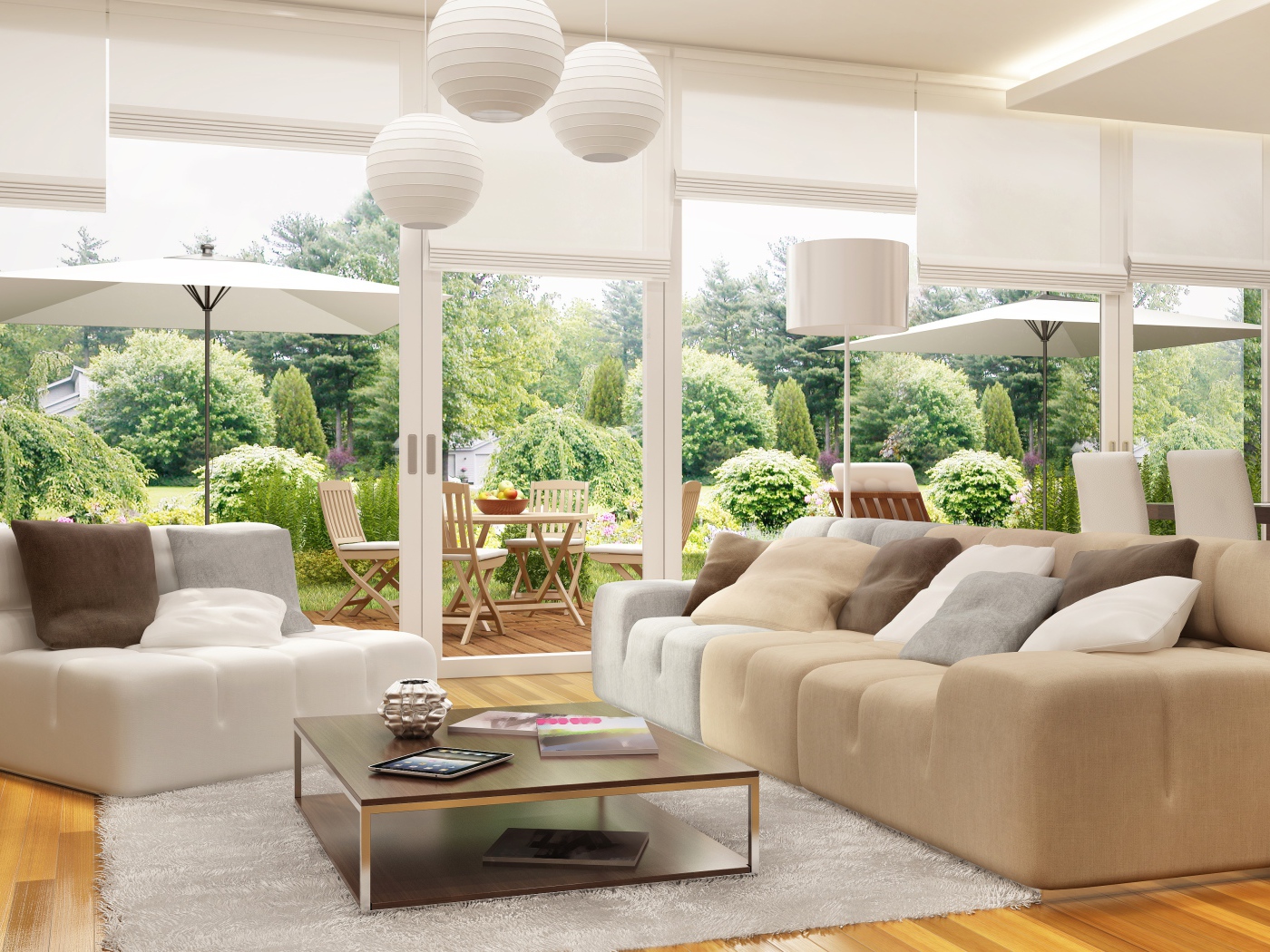 Просторная столовая комната с большими окнами