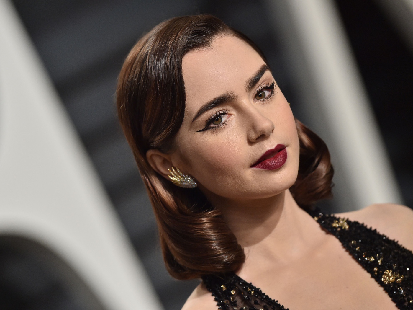 Эффектная брюнетка Лили Коллинз с красивым макияжем