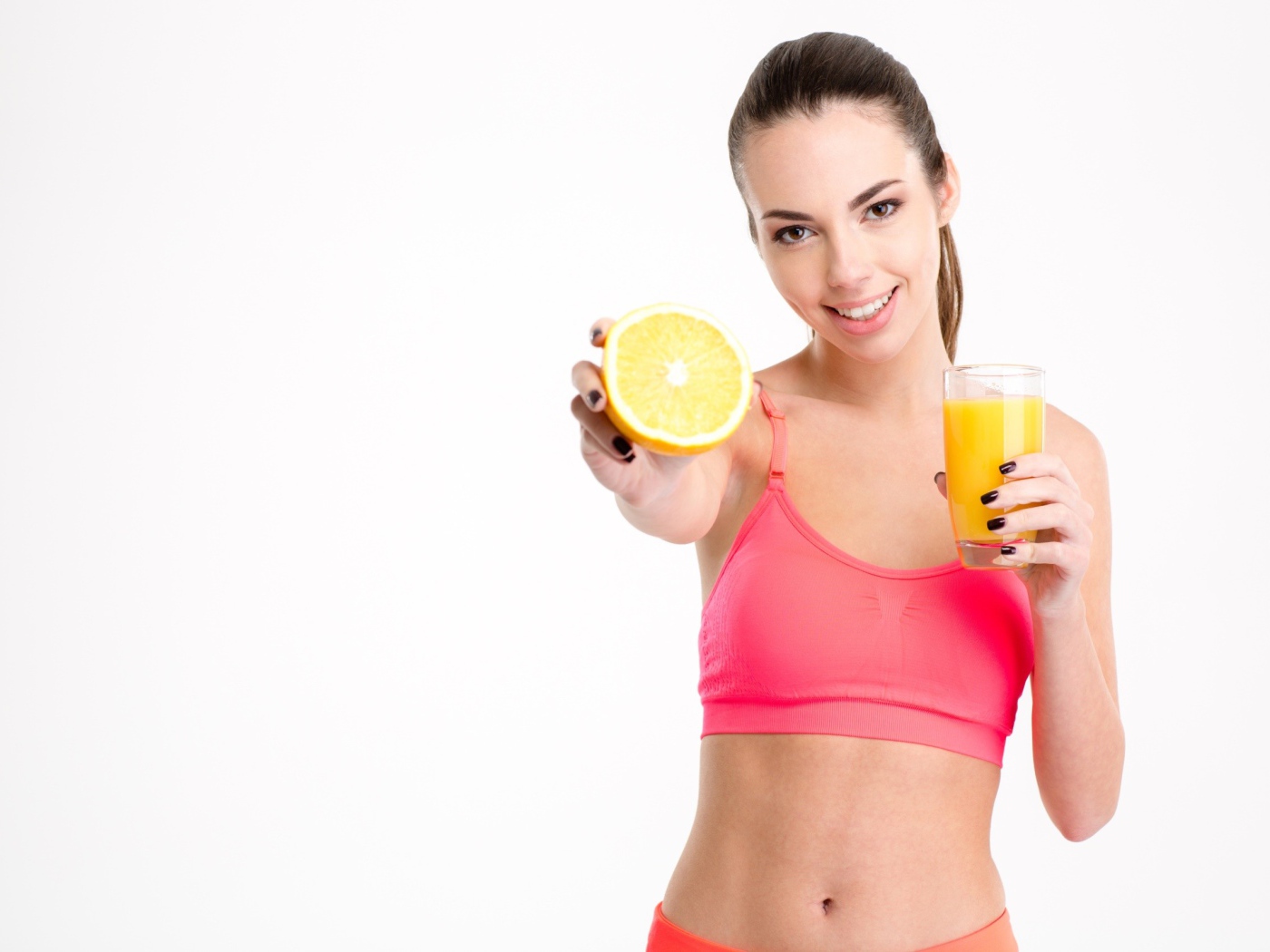 Спортивная девушка с апельсиновым соком 