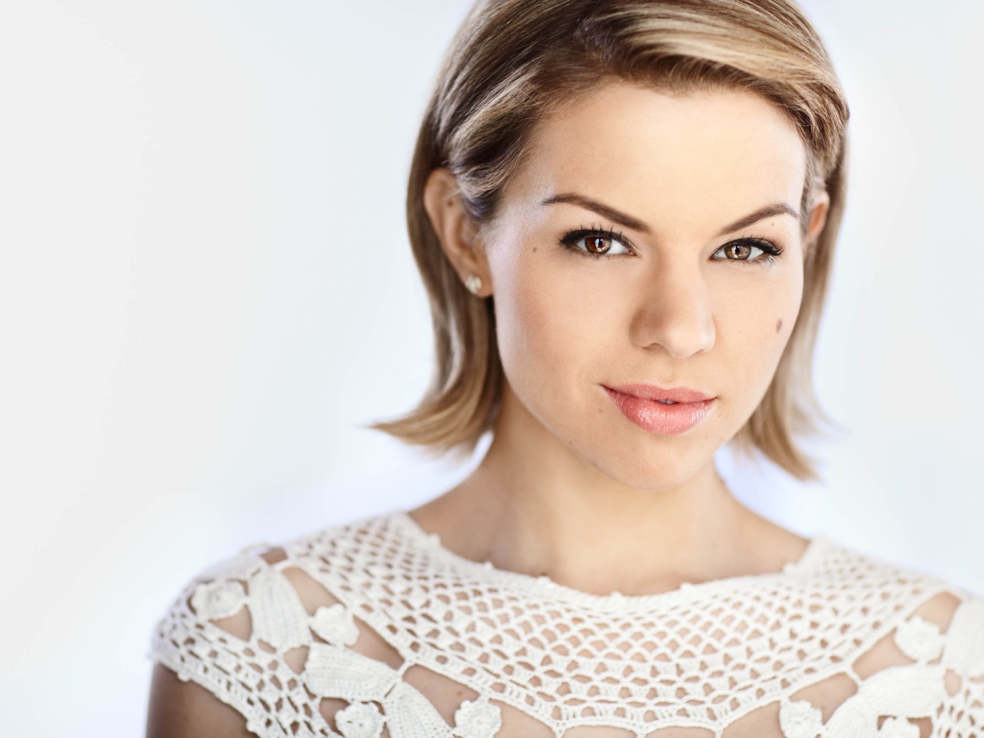 Стильная канадская актриса  Эли Либерт фото на белом фоне