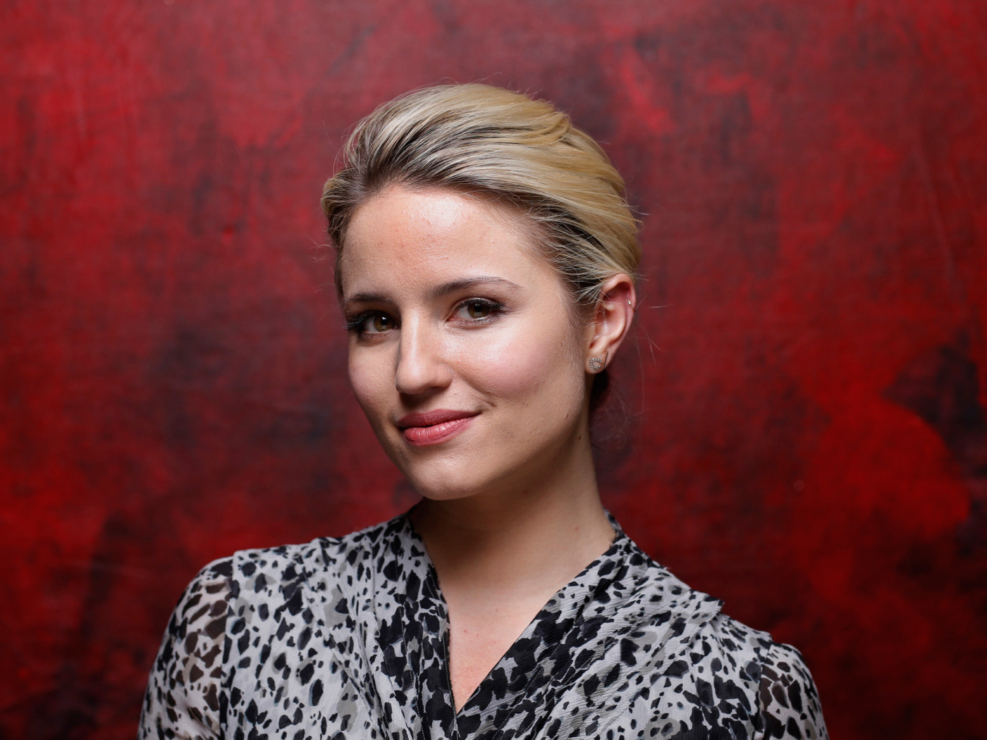 Стильная актриса Дианна Агрон фото на красном фоне 