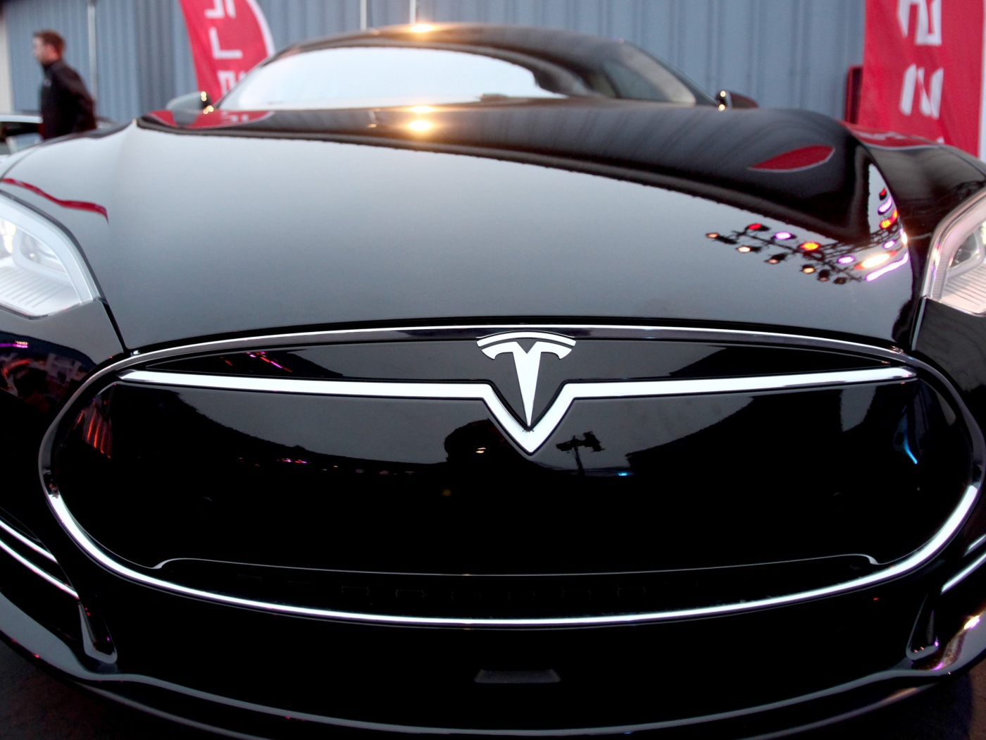 Стильный черный автомобиль Tesla Model 3 вид спереди