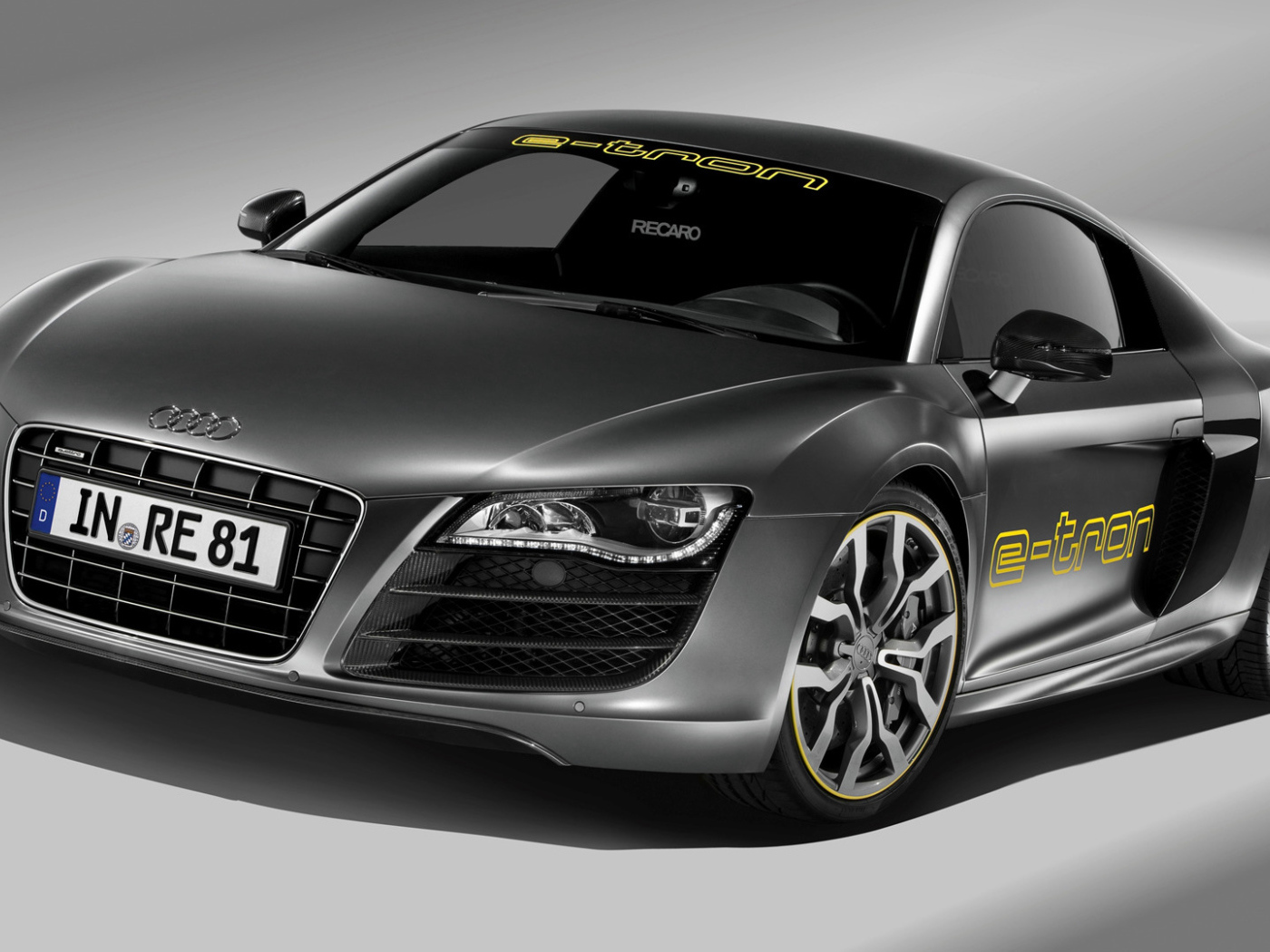 Стильный серебристый электромобиль Audi R8 e-tron 