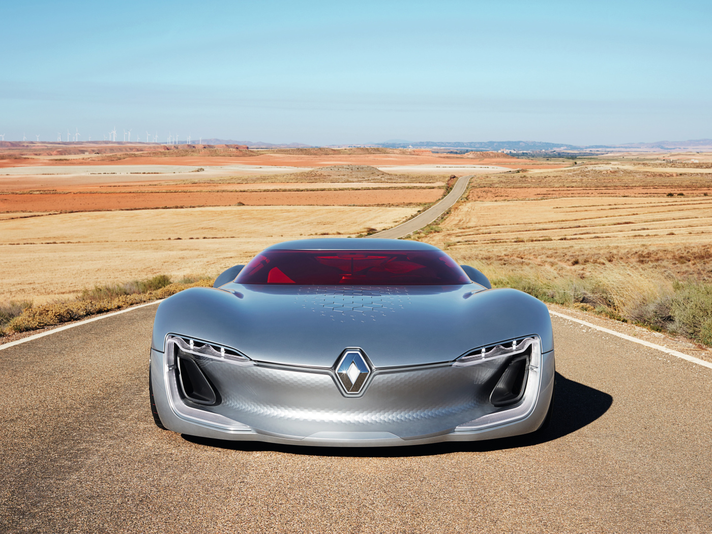 Стильный серебристый электромобиль  Renault Trezor на трассе 