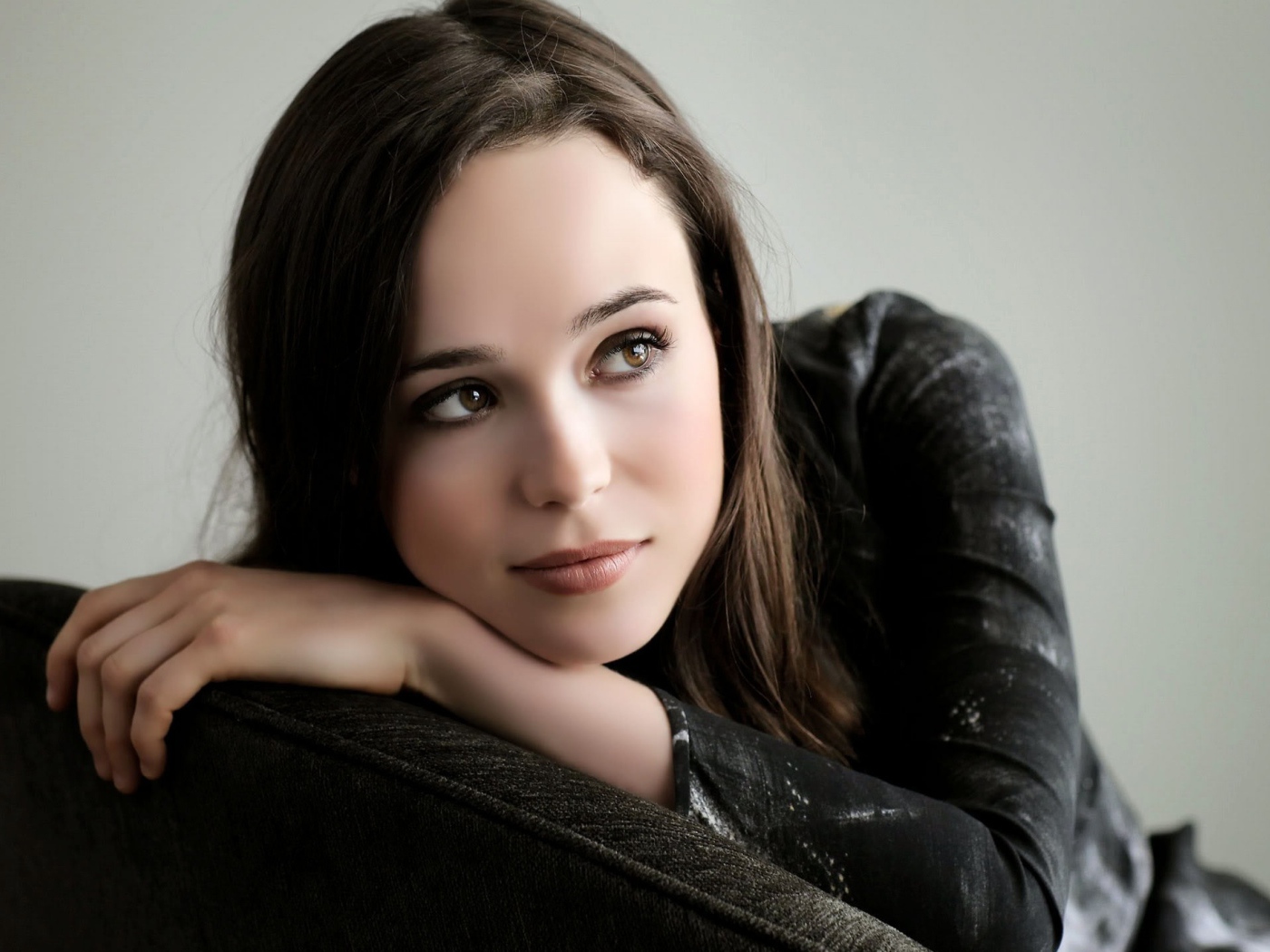 Нежна девушка брюнетка актриса Эллен Пейдж