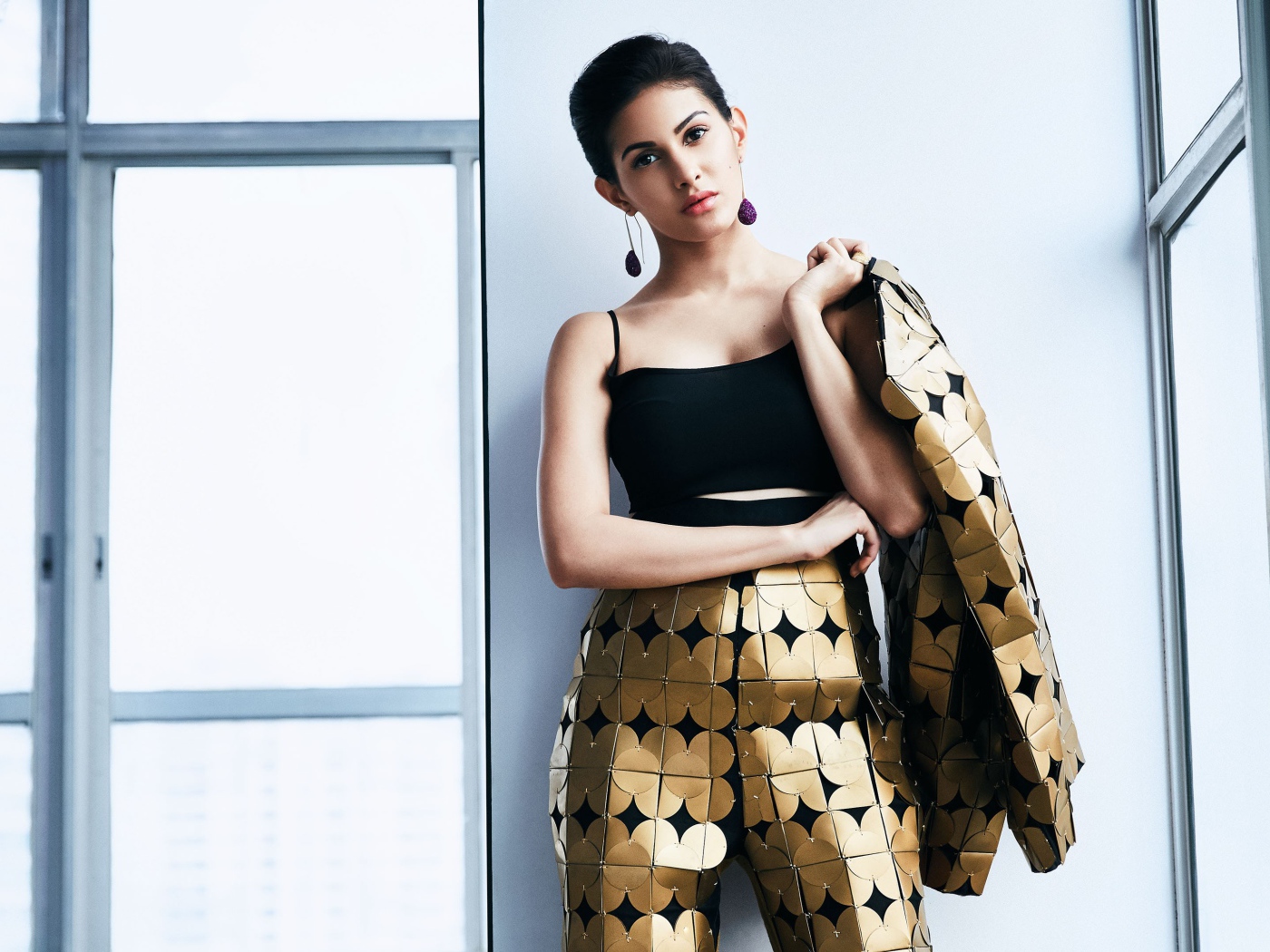 Актриса болливуда Эмира Дастур в красивом костюме