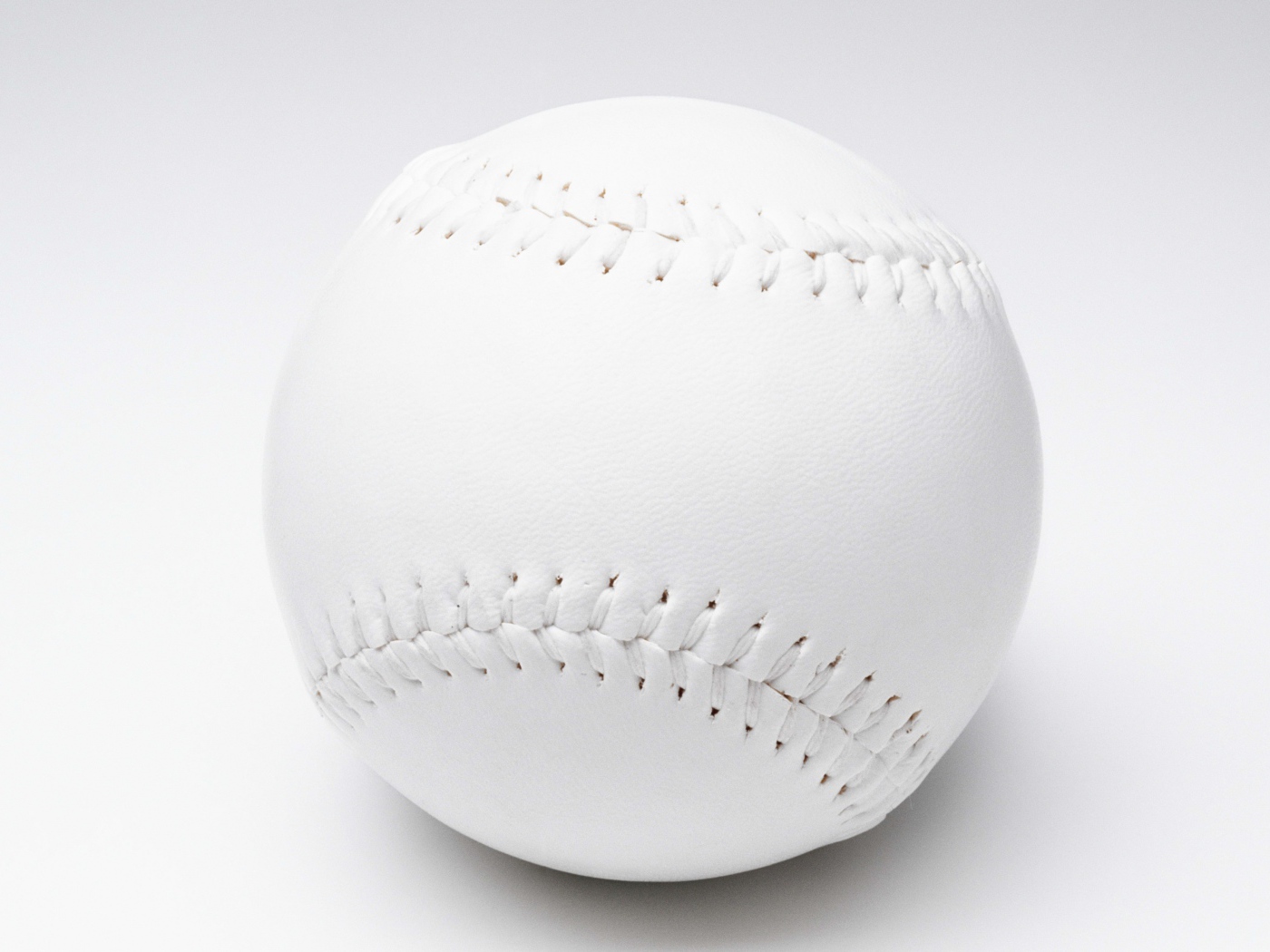 Белый бейсбольный мяч на белом фоне 