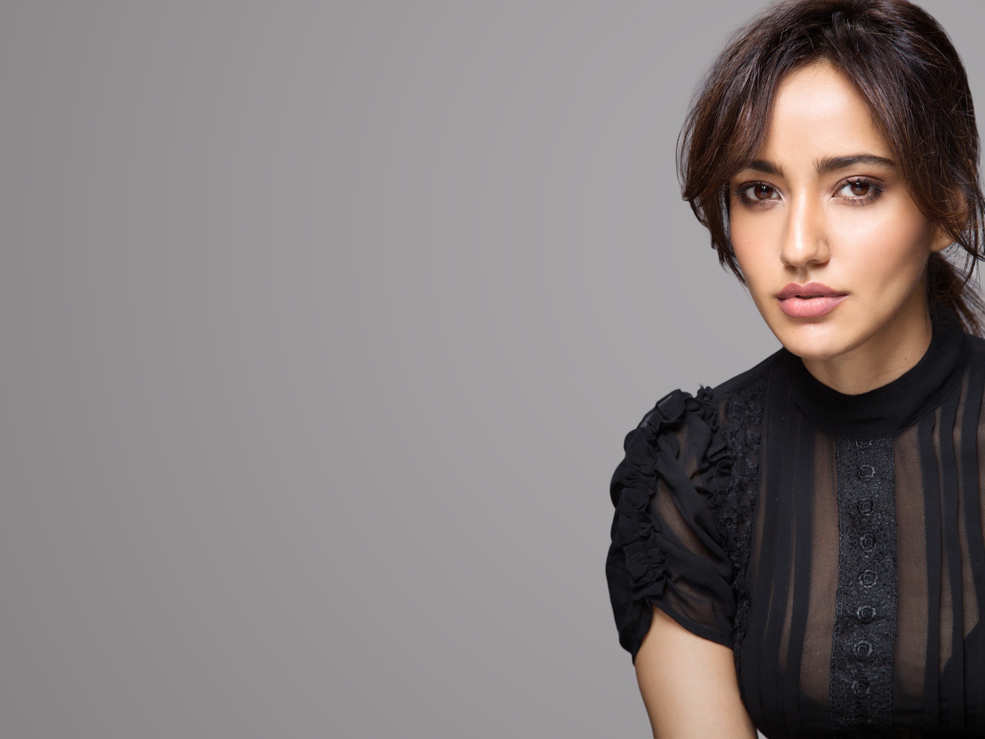 Молодая индийская актриса Неха Шарма в черном платье