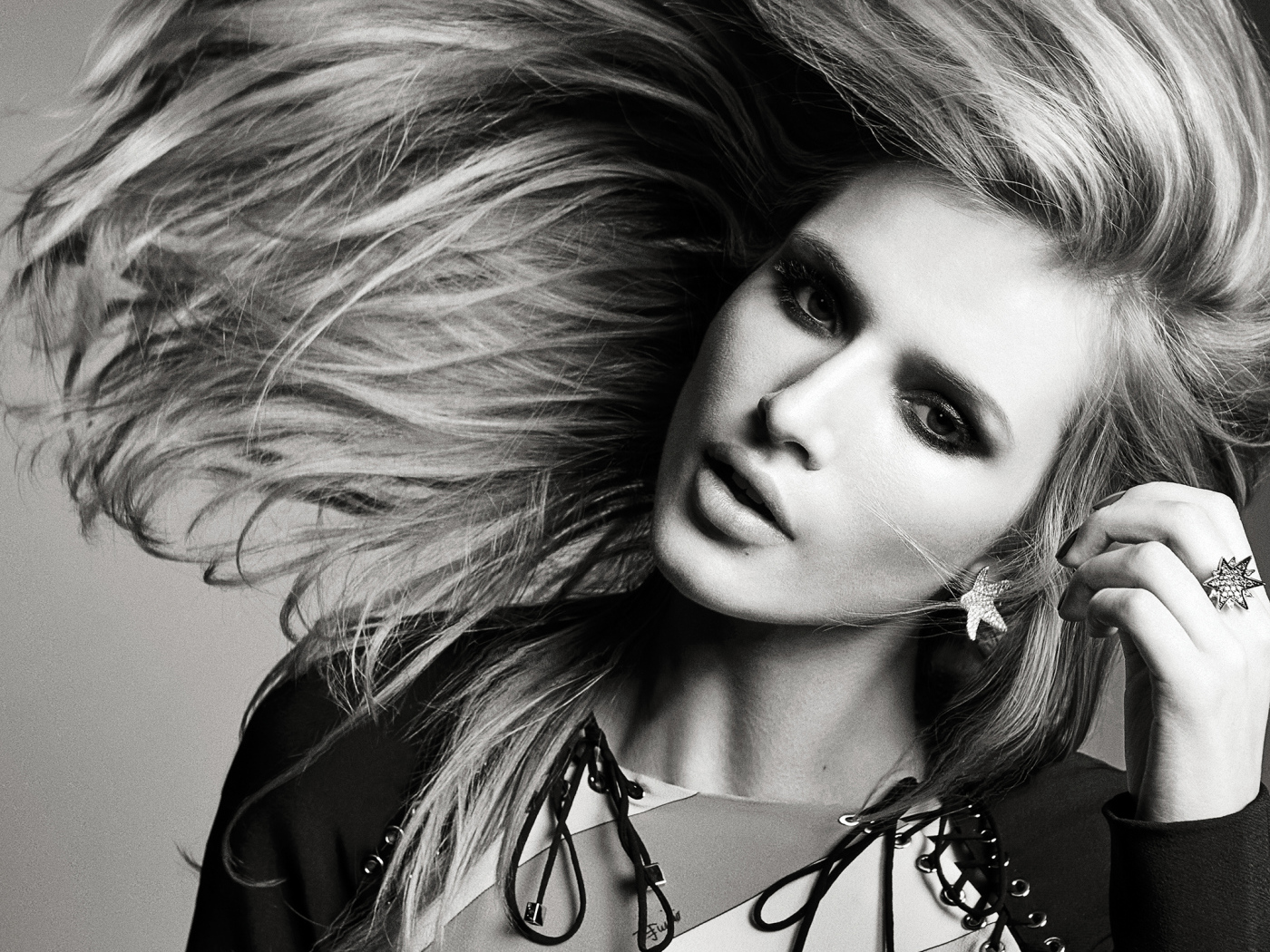 Молодая актриса Белла Торн черно-белое фото