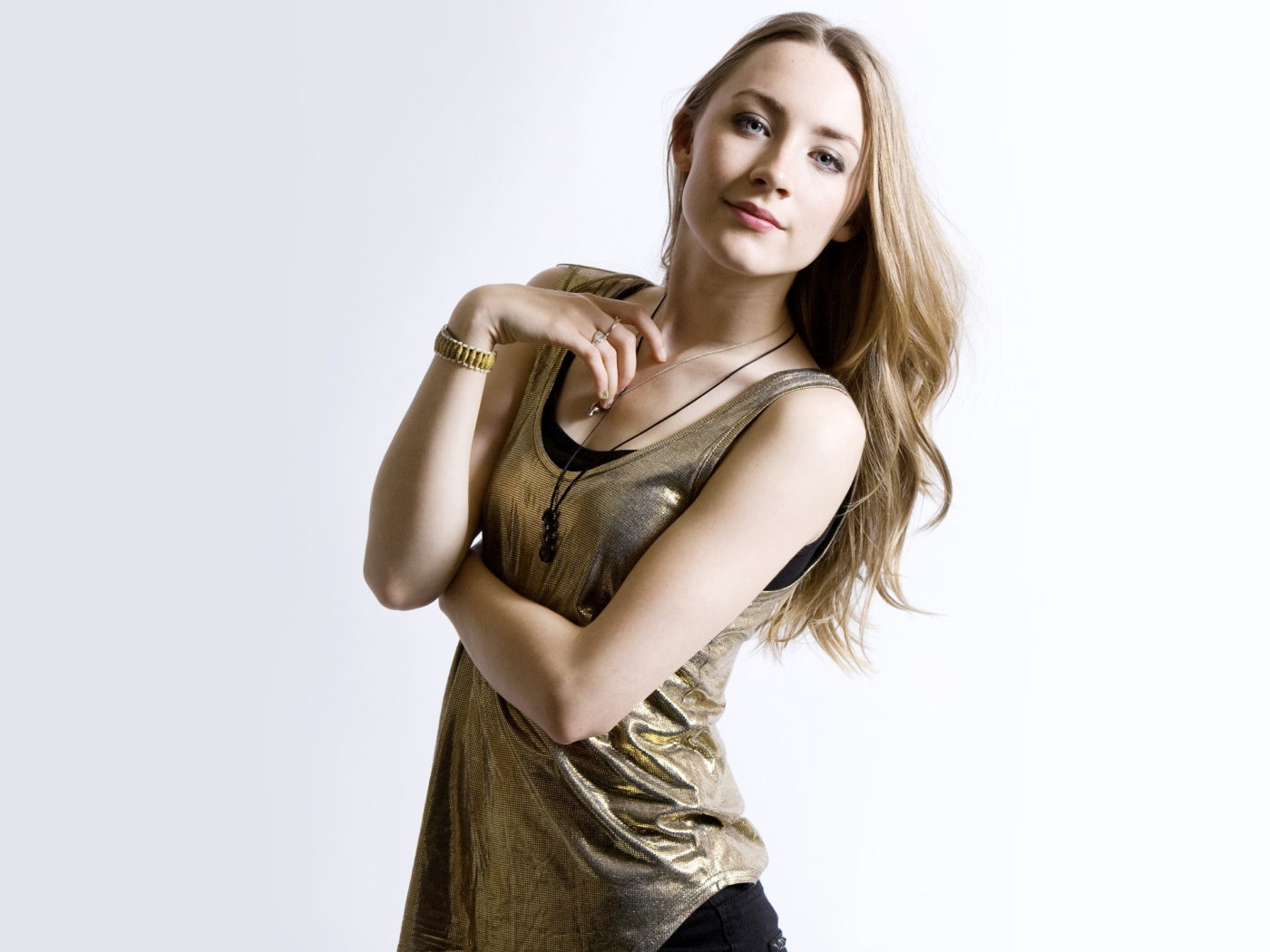 Молодая красивая актриса Сирша Ронан, фото на белом фоне 