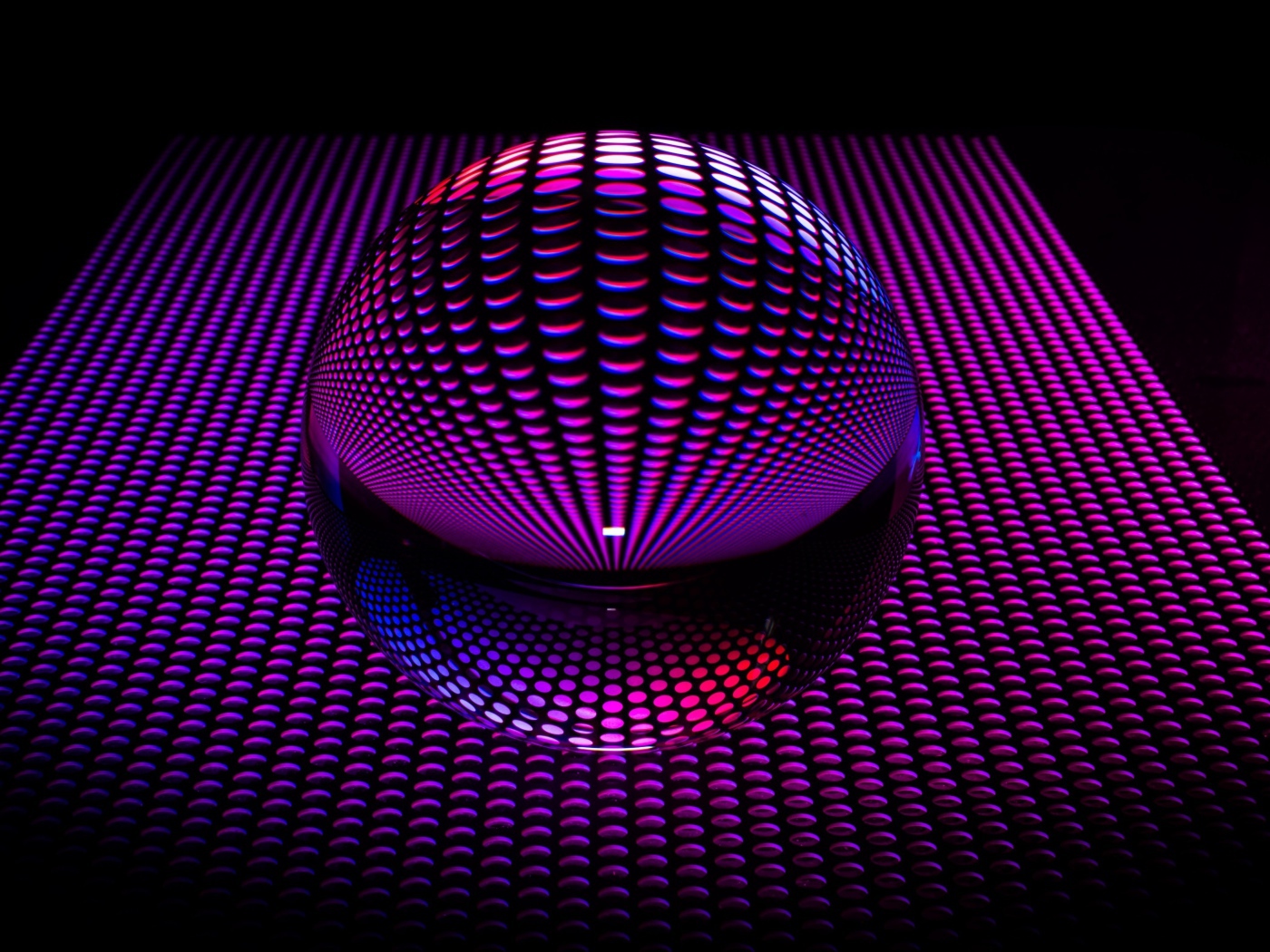 Большая стеклянная сфера на фиолетовом фоне в 3D-графике