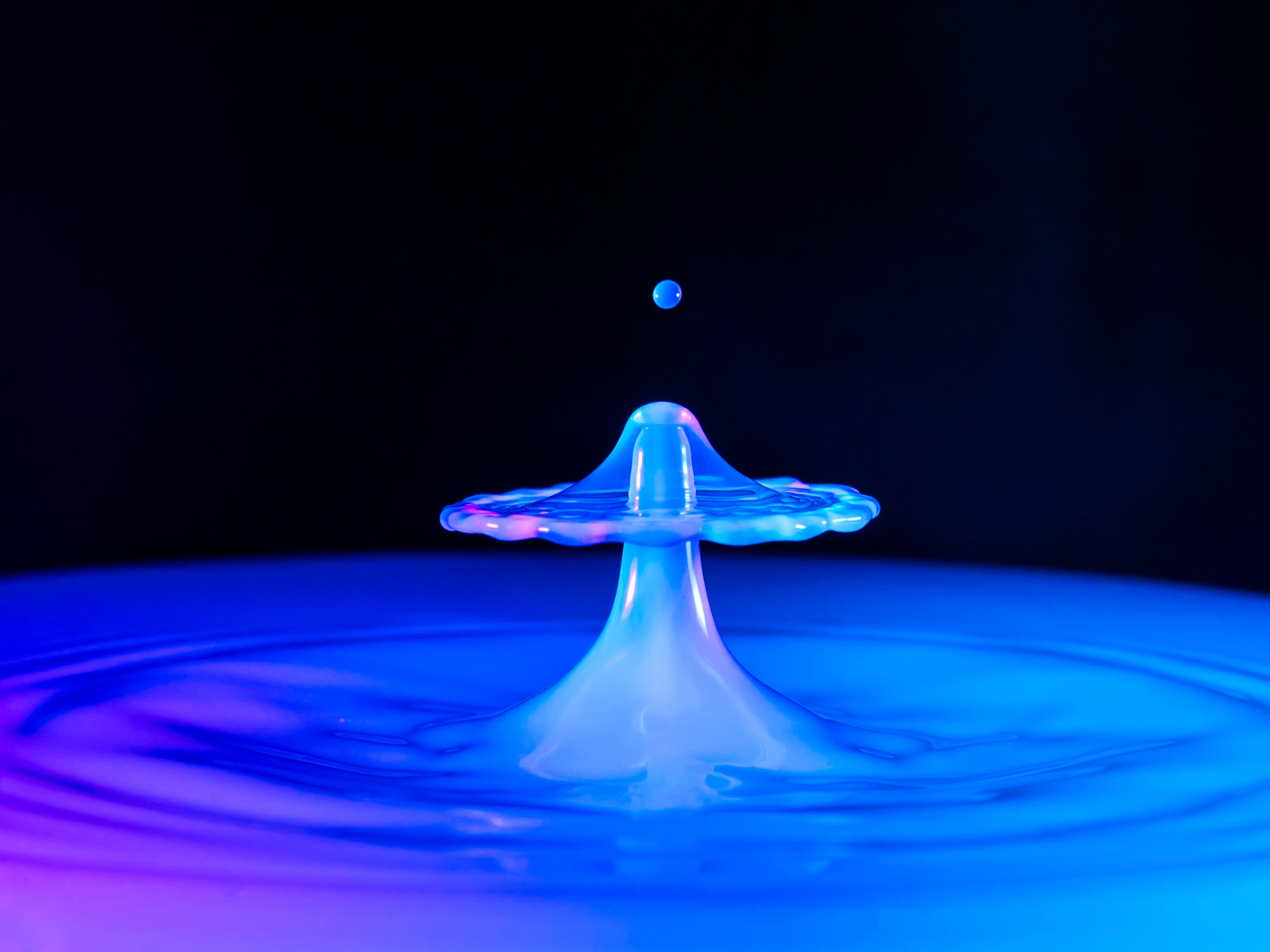 Неоновая капля в воде на черном фоне, 3д графика