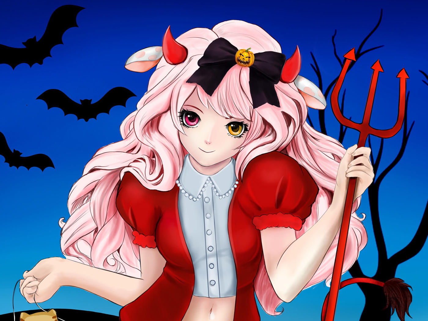 Девушка аниме в костюме на Хеллоуин с вилами
