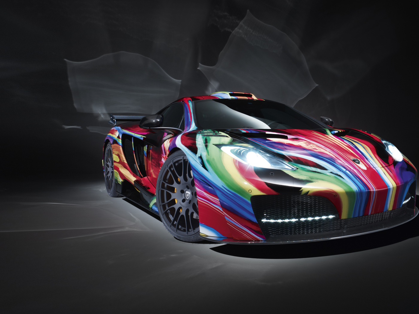 Спортивный автомобиль Hamann MemoR с разноцветной графикой