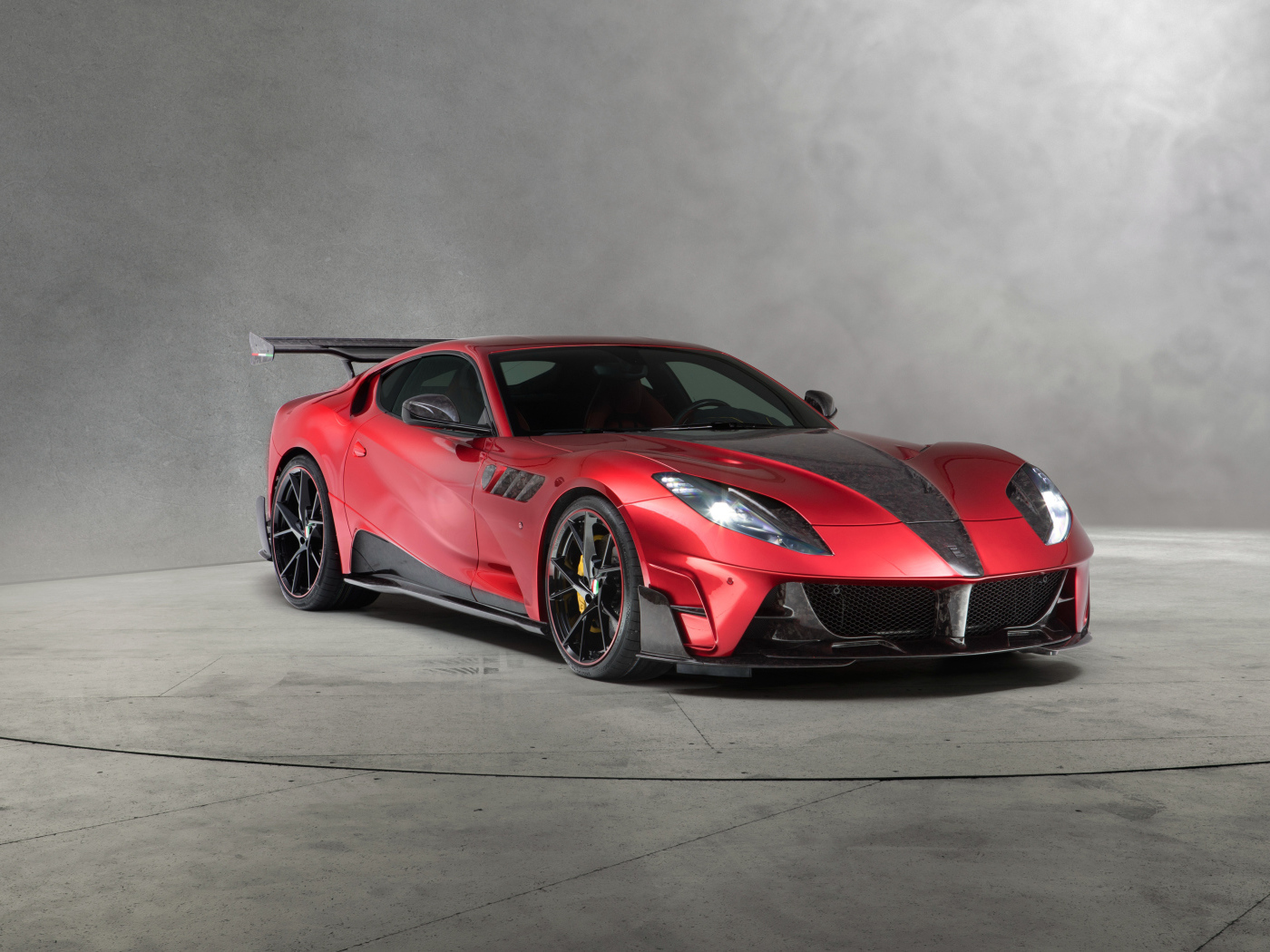 Красный быстрый автомобиль Mansory Stallone 2018 года