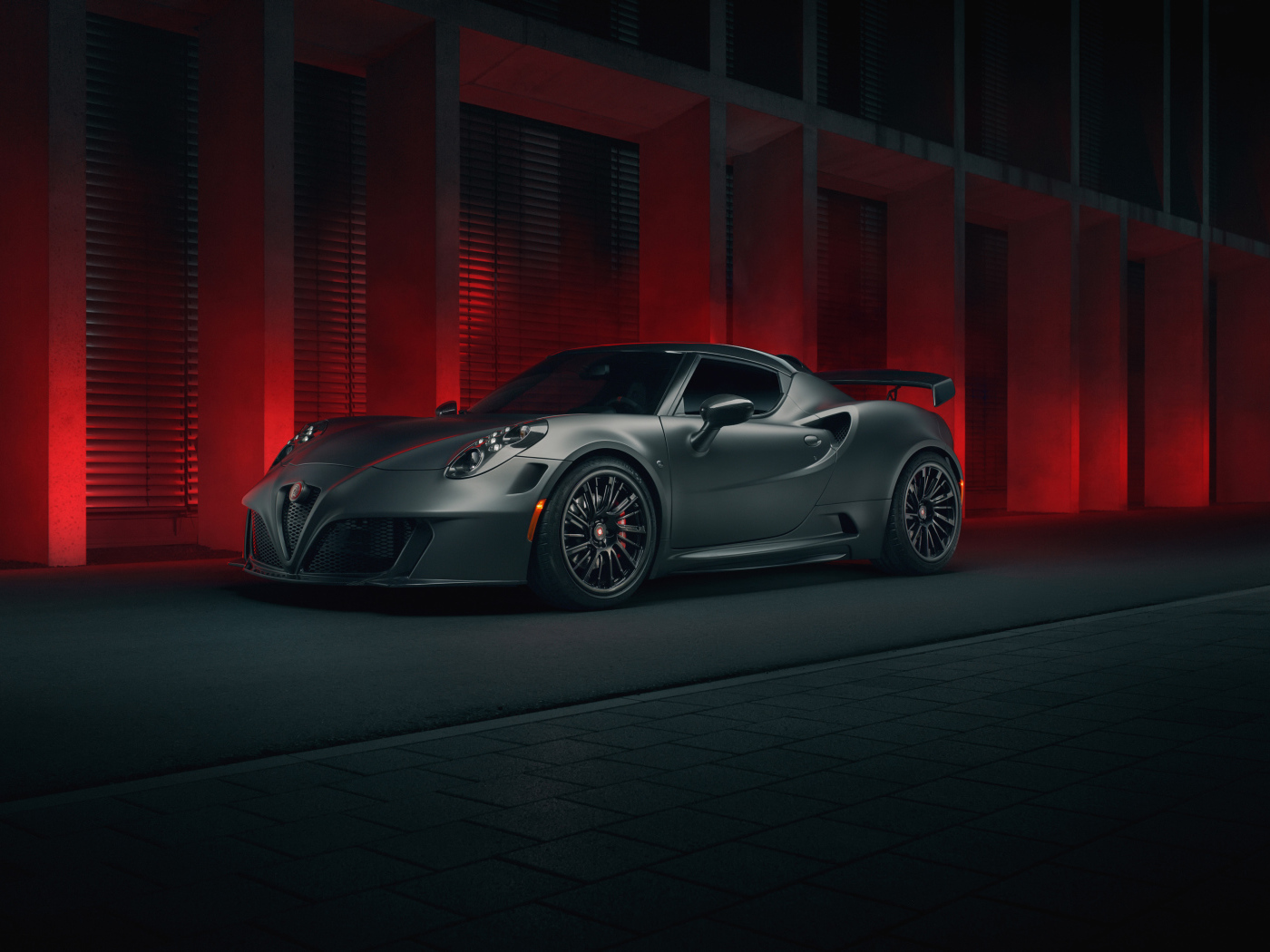 Серебристый автомобиль Pogea Racing Nemesis, 2018 года