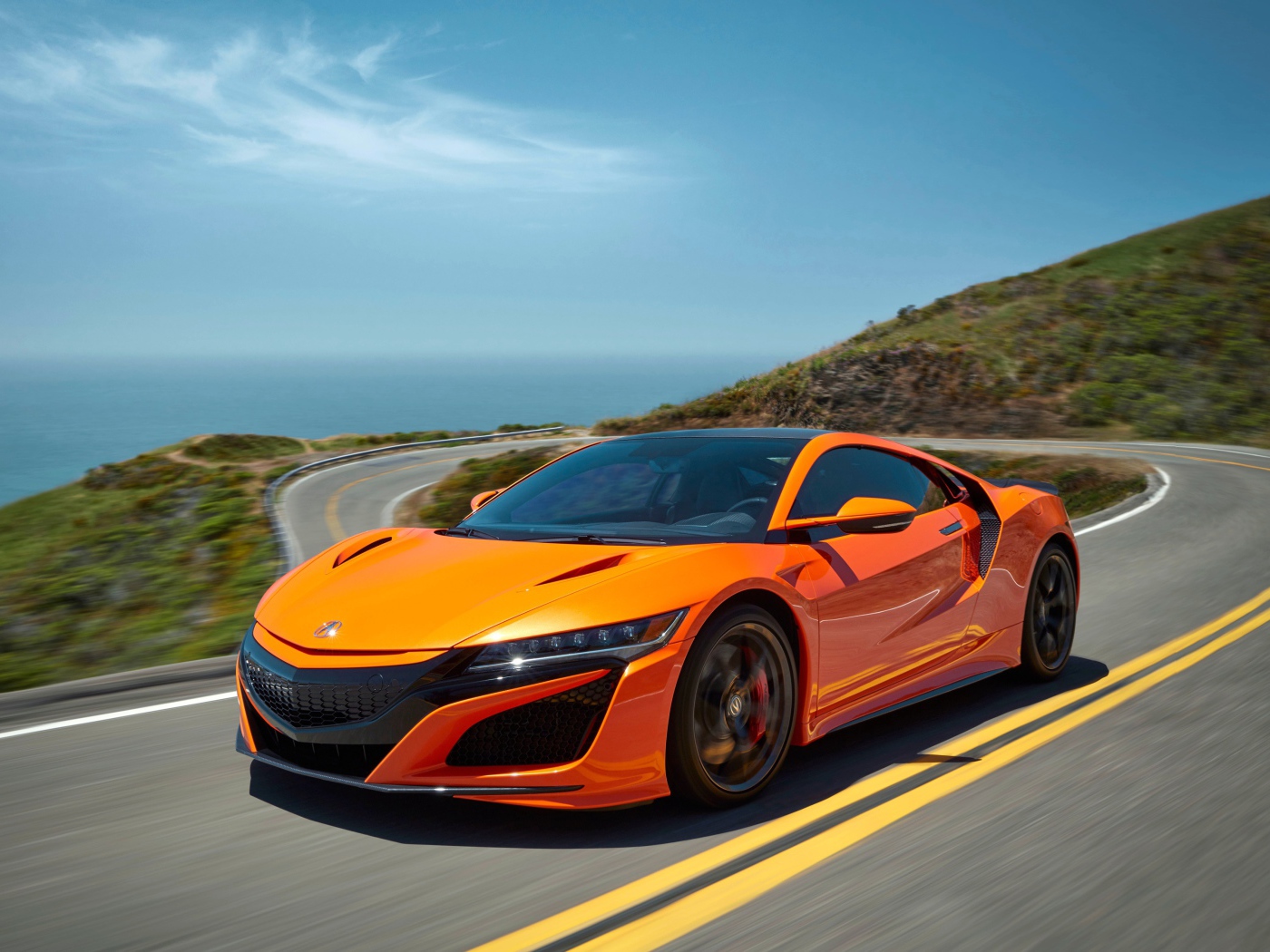 Оранжевый автомобиль Acura NSX, 2019 года на трассе