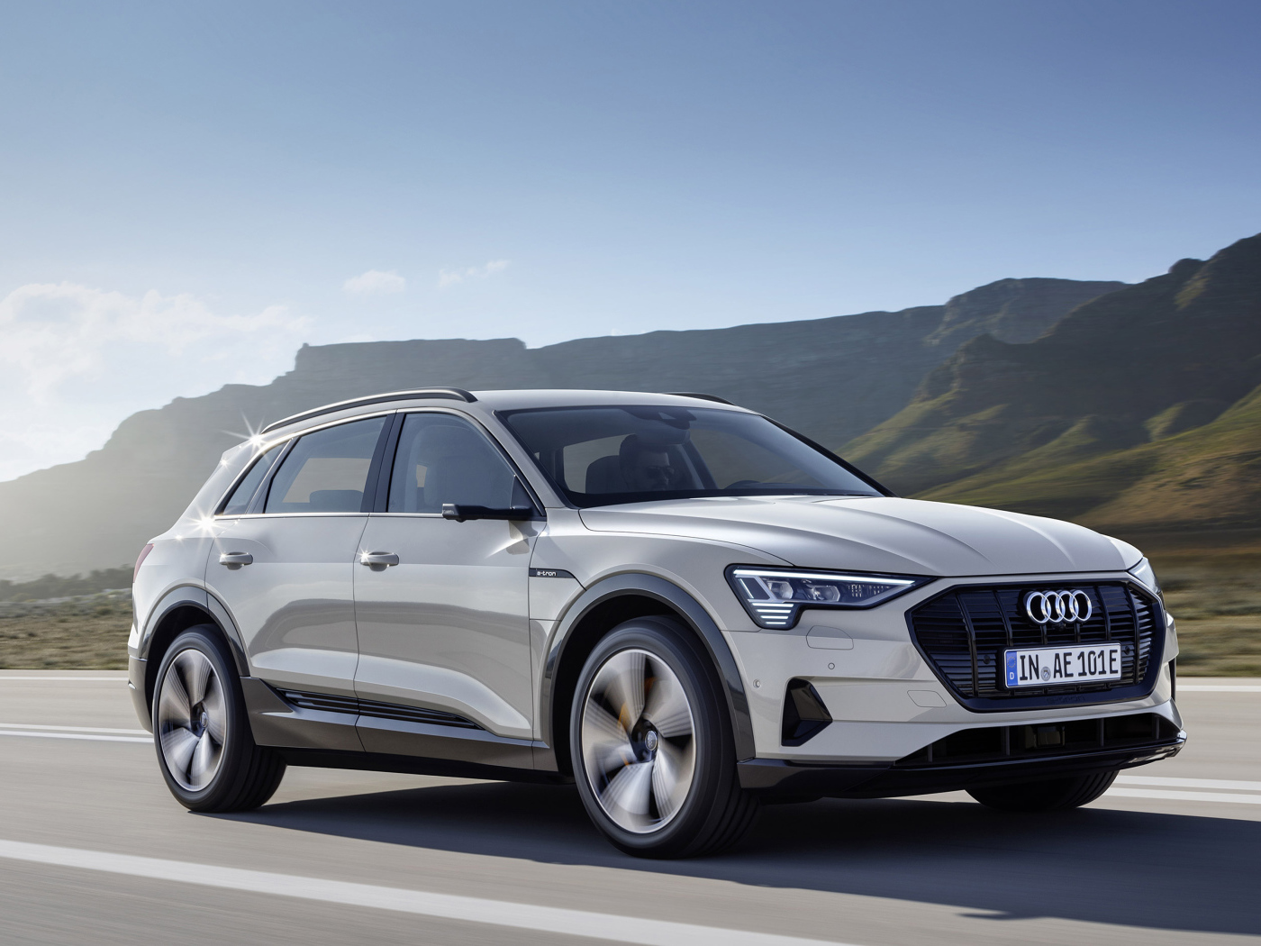 Серебристый автомобиль Audi E-Tron, 2019