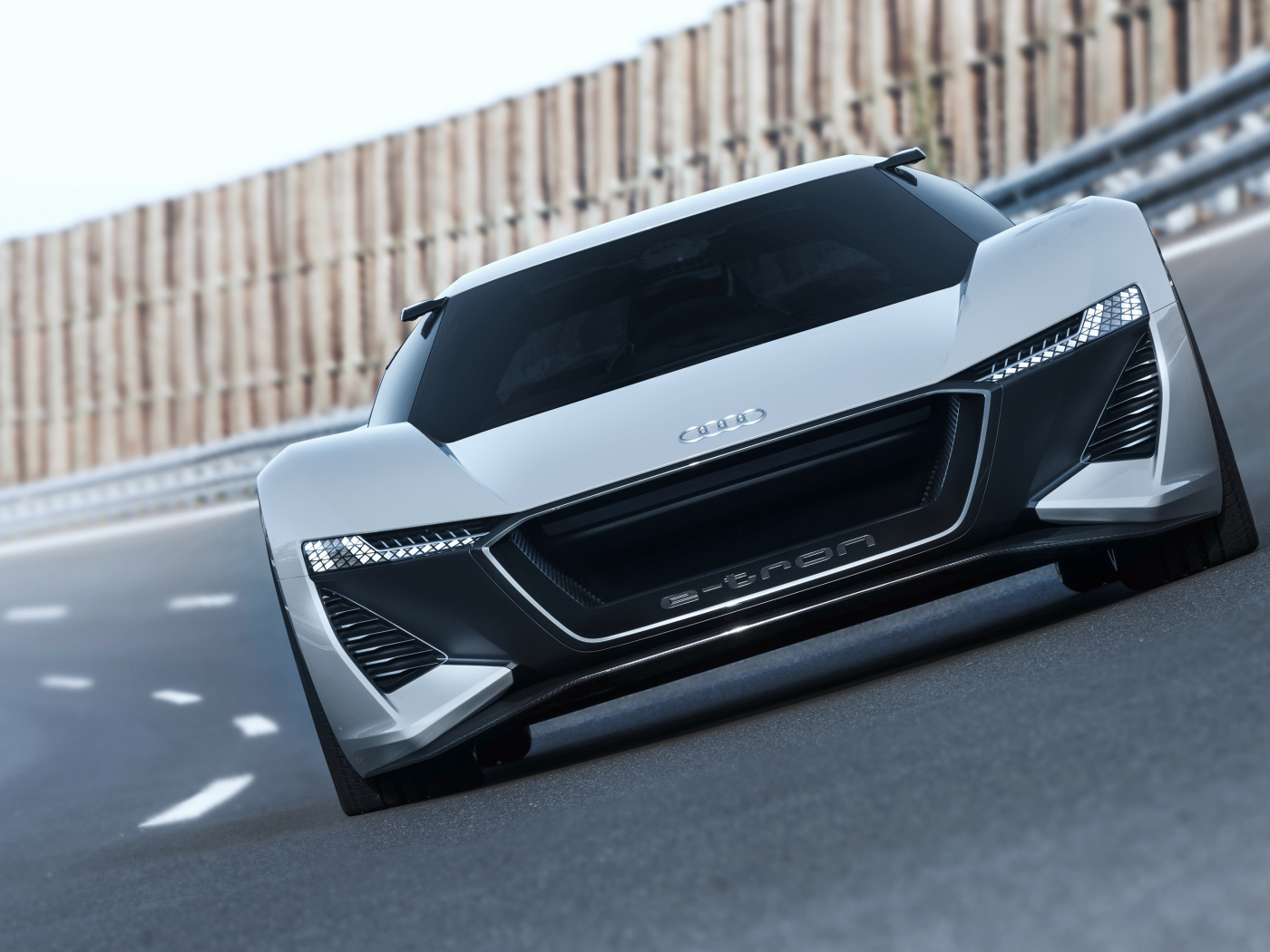 Серебристый быстрый автомобиль Audi PB 18 E-Tron