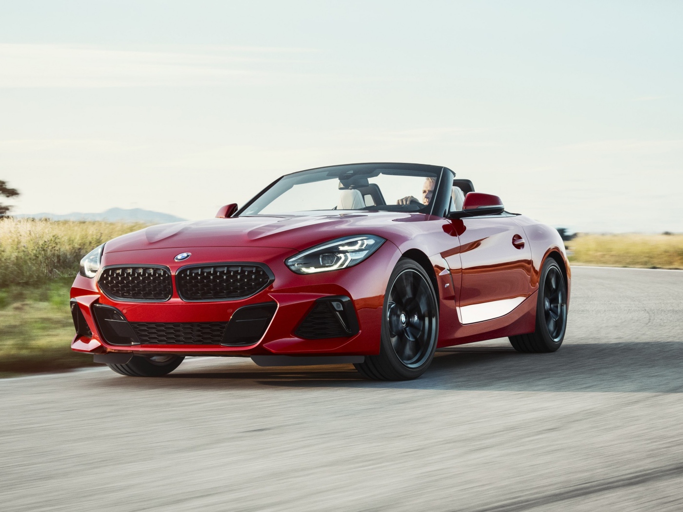 Красный спортивный автомобиль BMW Z4 M40i, 2019