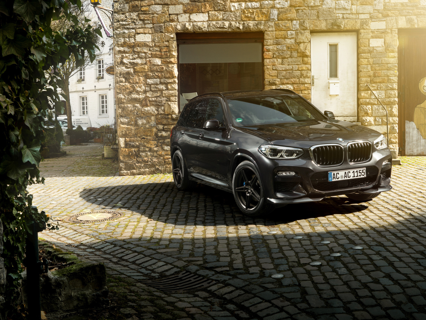 Черный внедорожник  BMW X3, 2018 года в лучах солнца