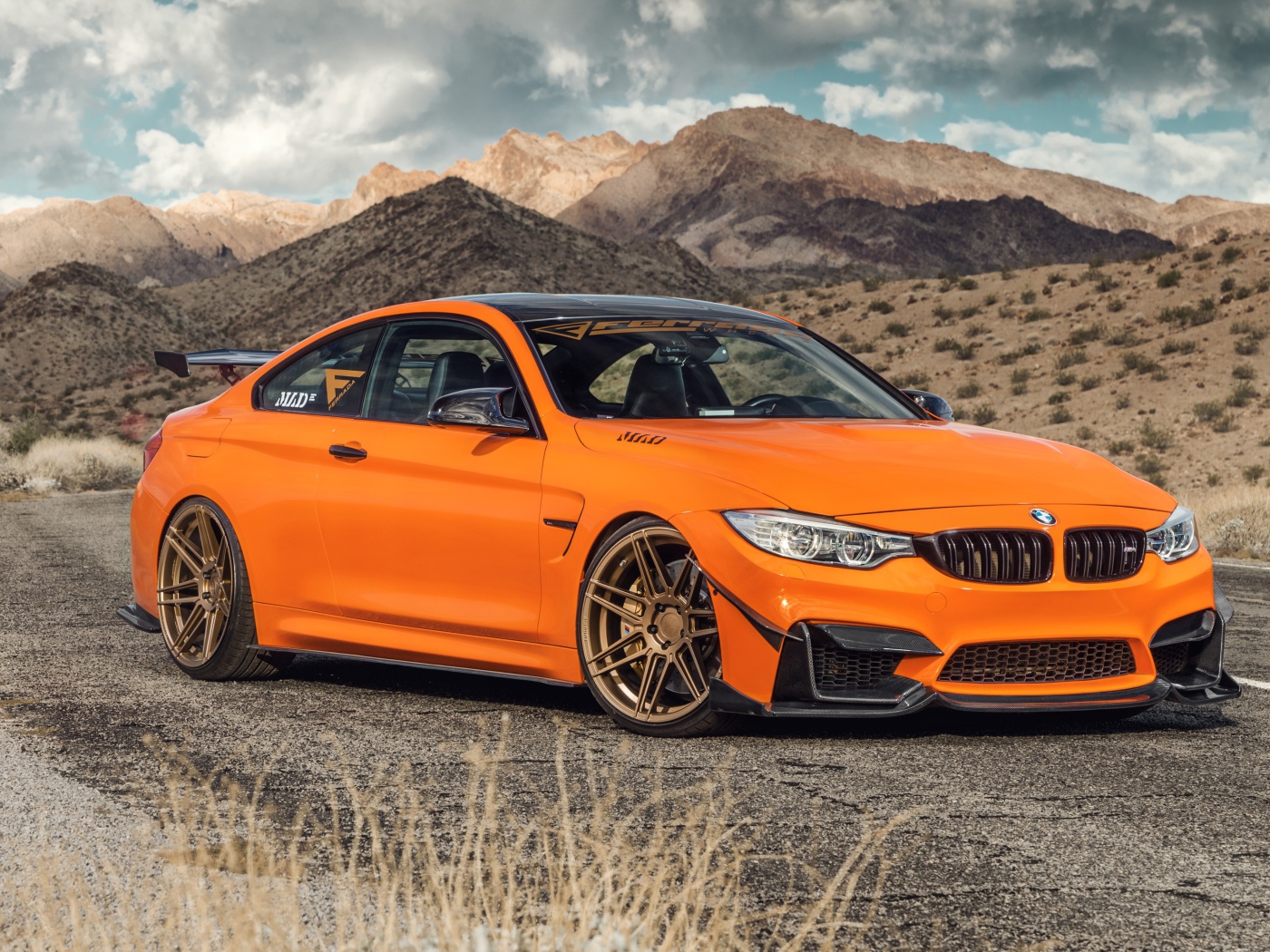 Новый автомобиль Ferrada Sema Orange BMW M4 на фоне гор