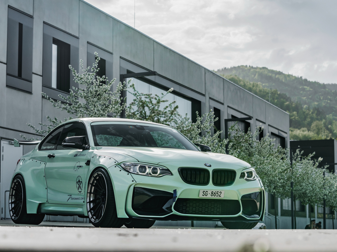 Спортивный автомобиль BMW M2 2018