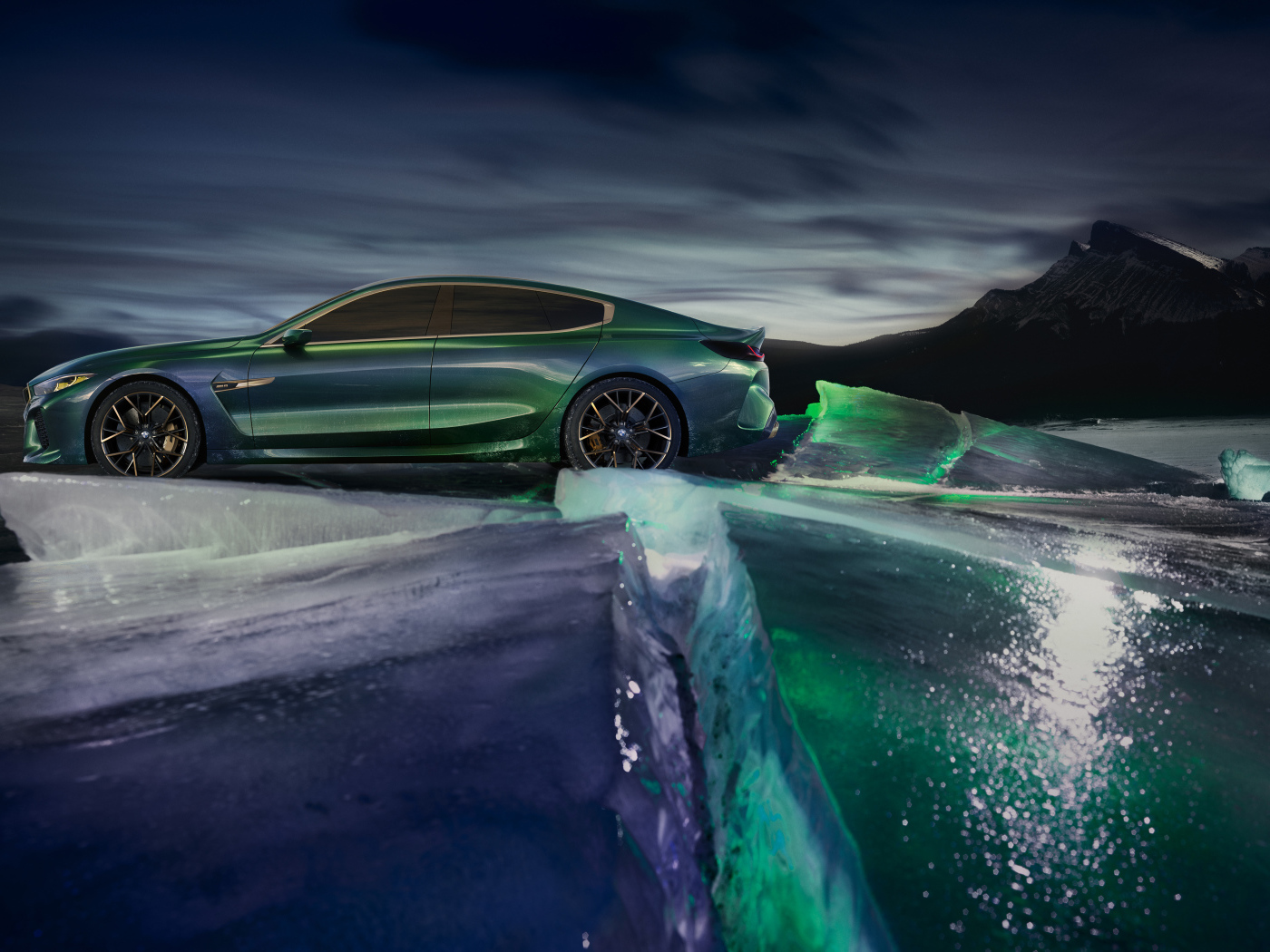 Стильный автомобиль BMW M8 Gran Coupe на льду