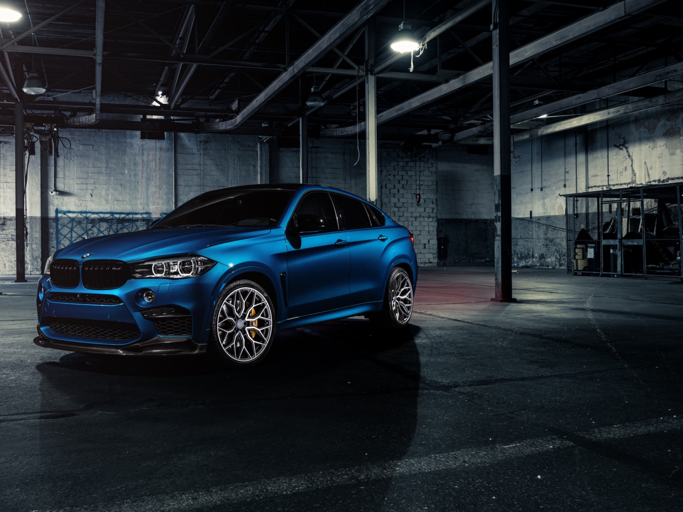 Внедорожник BMW X6 M цвет голубой металлик 