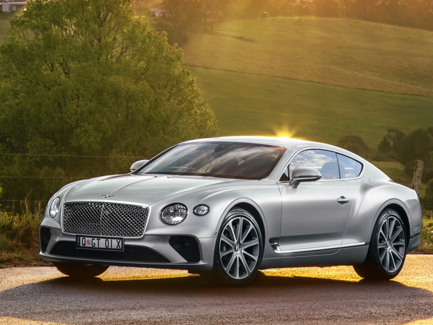 Серебристый автомобиль Bentley Continental GT 2018 года 