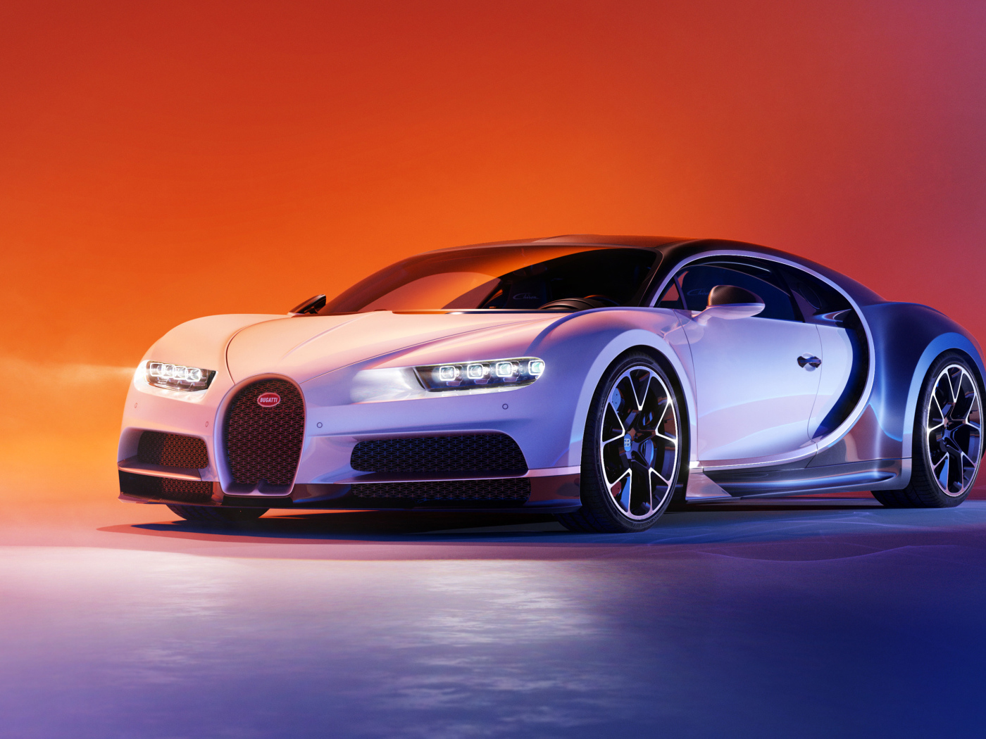 Серебристый дорогой автомобиль Bugatti Chiron