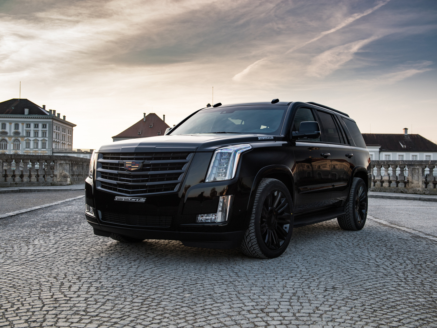 Черный автомобиль Cadillac Escalade Black Edition 2018