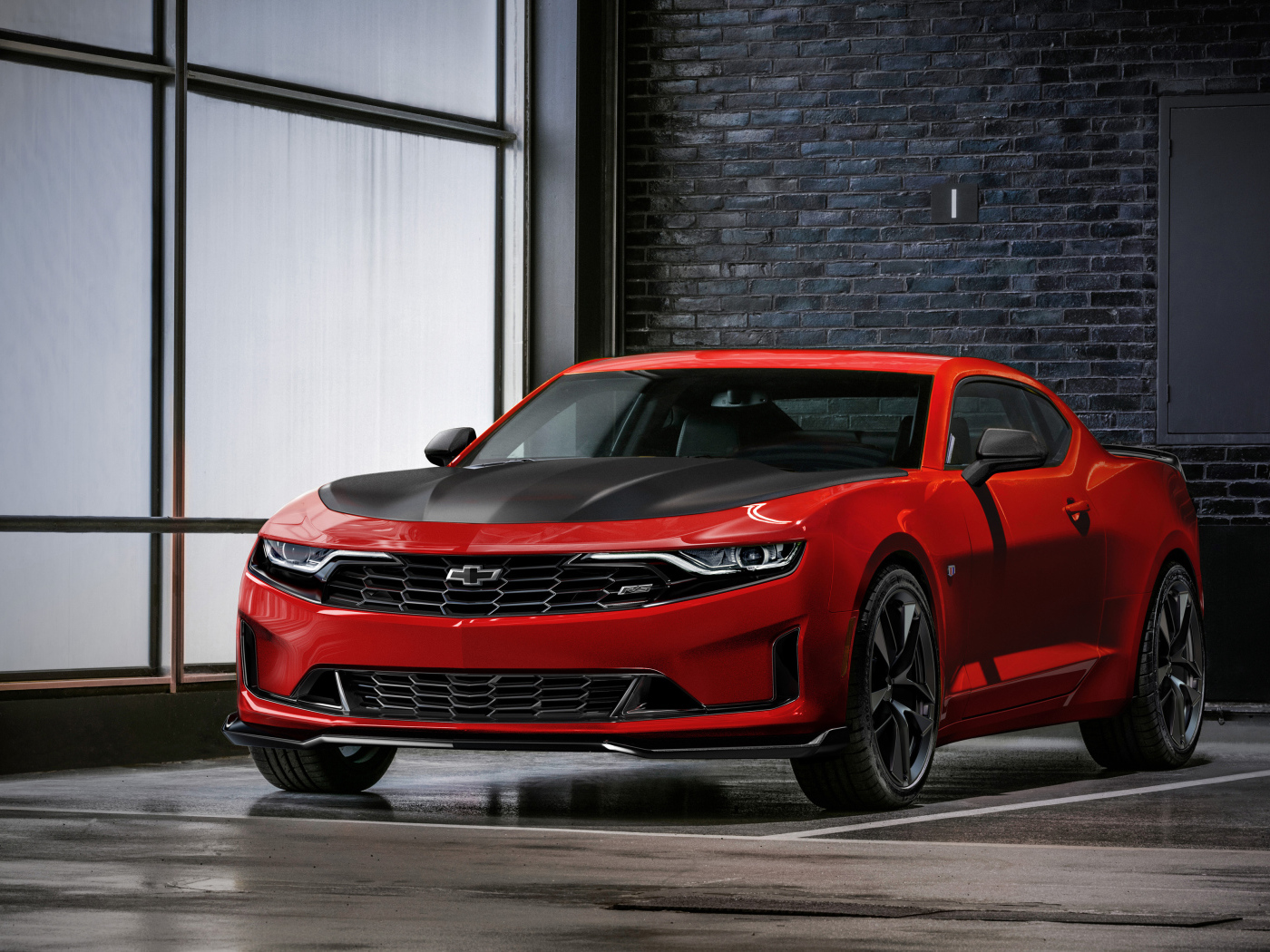 Красный автомобиль Chevrolet Camaro RS 1LE, 2018 года
