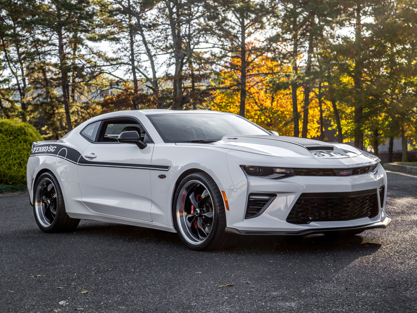 Белый быстрый автомобиль Chevrolet Camaro, 2018 года